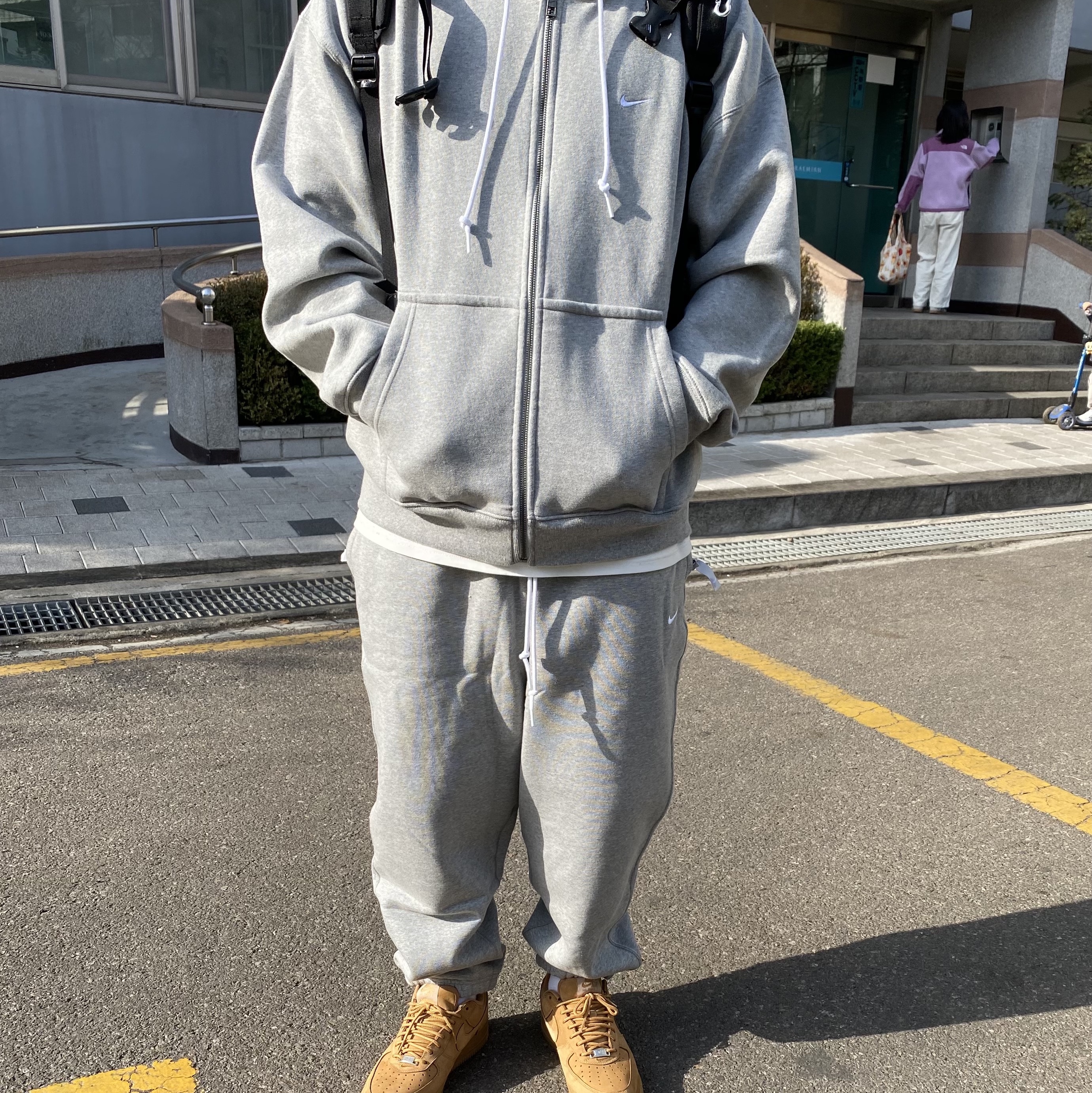 Nike x Supreme Air Force 1 Low Flax, Nike NRG Solo Swoosh Full Zip Hoodie Dark Grey Heather - Asia 착용 스타일