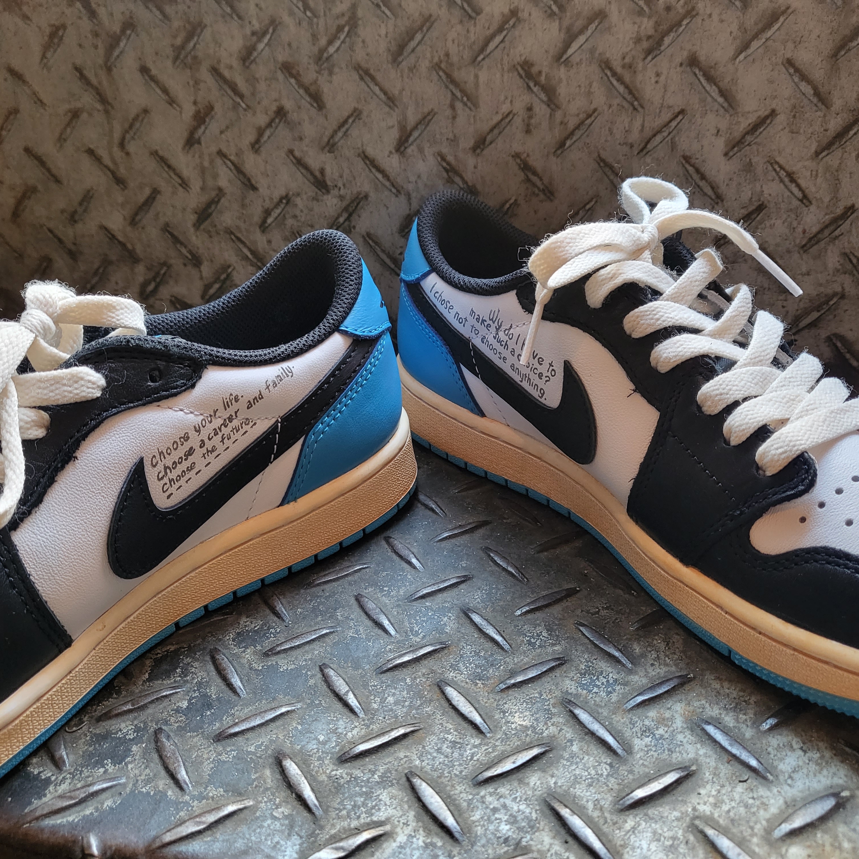 Jordan 1 Retro Low OG Black and Dark Powder Blue 착용 스타일 - 3