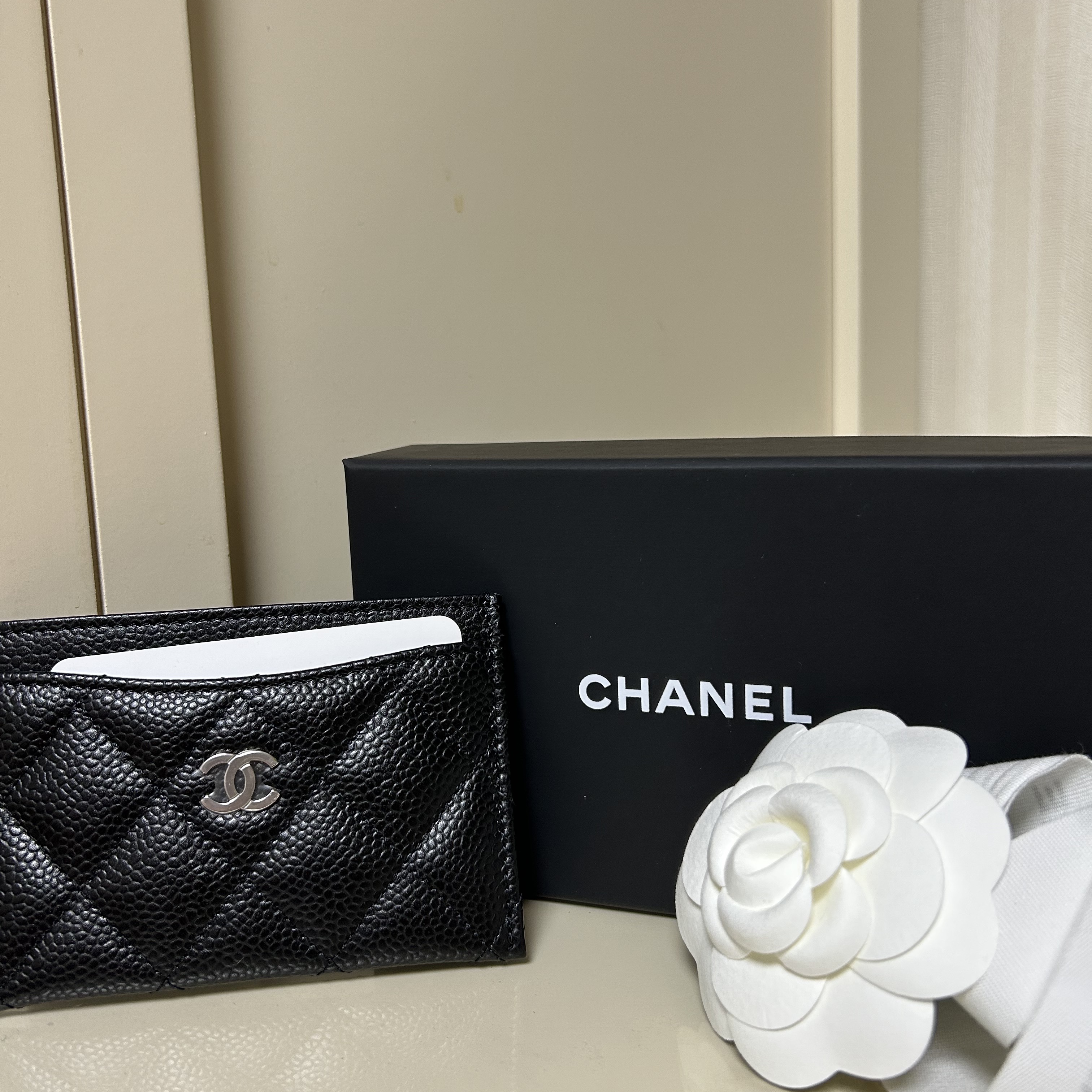 Chanel Classic Card Holder Grained Calfskin & Silver Black 착용 스타일