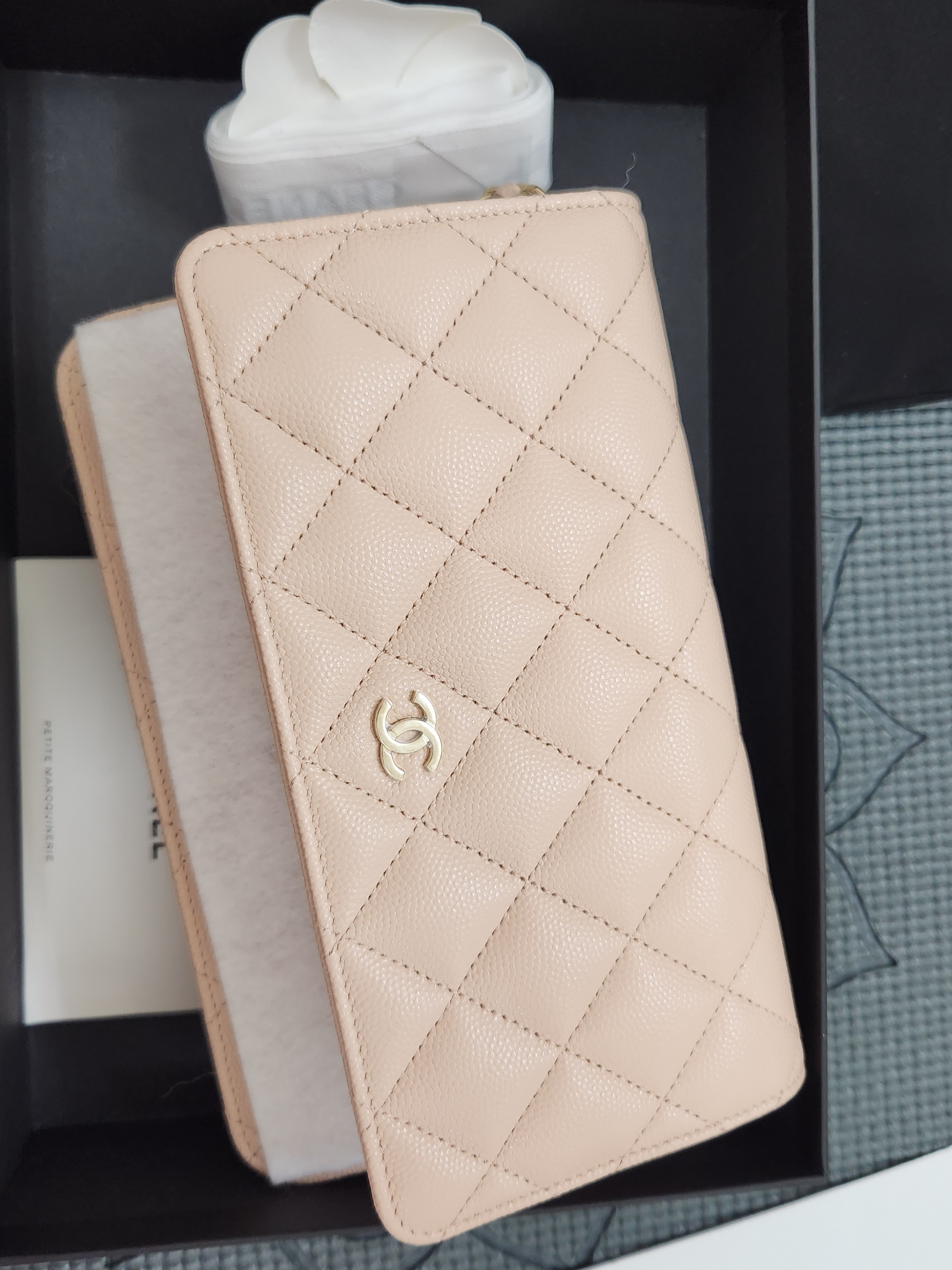 Chanel Classic Wallet On Chain Grained Calfskin & Gold Light Beige 착용 스타일