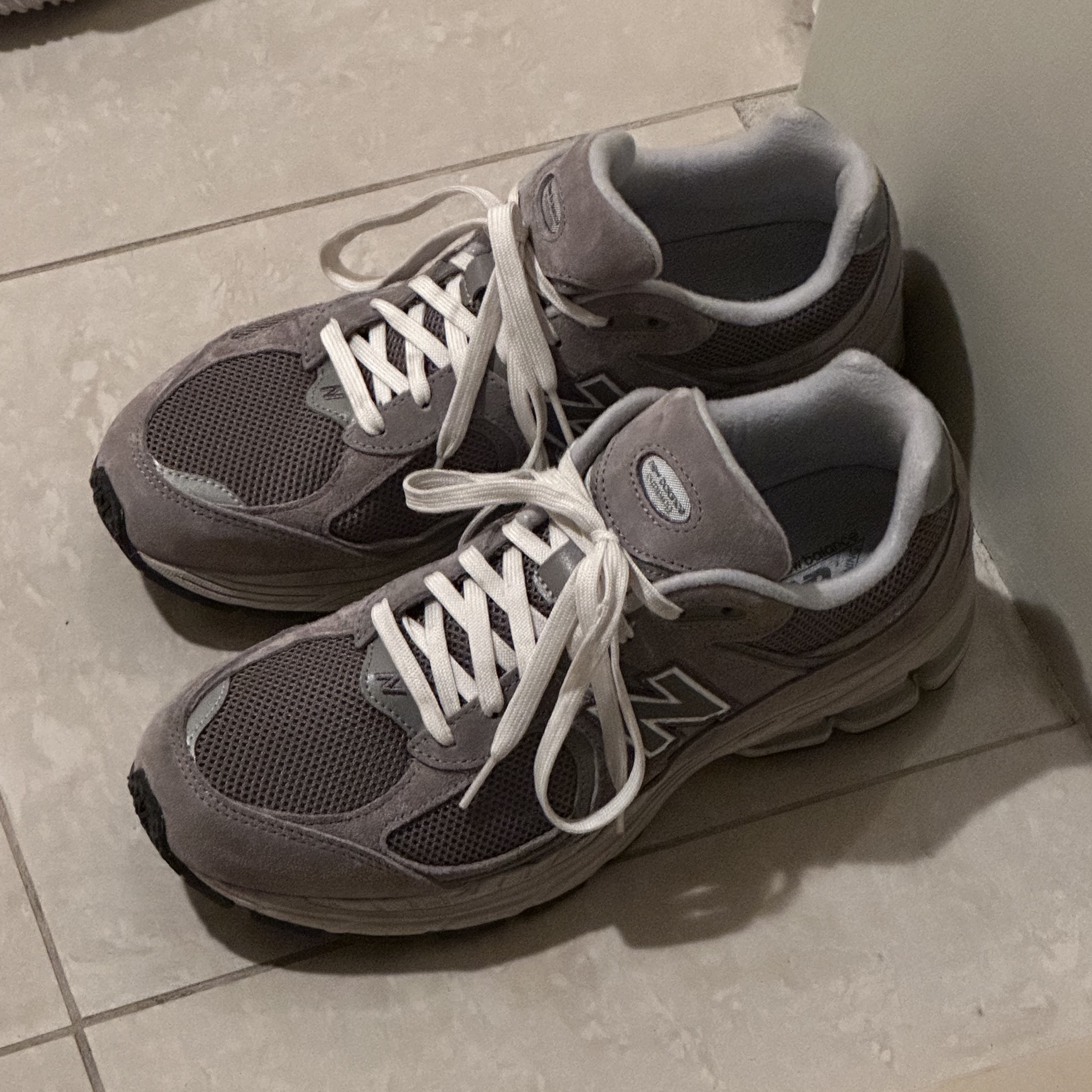 New Balance 2002R Grey 착용 스타일