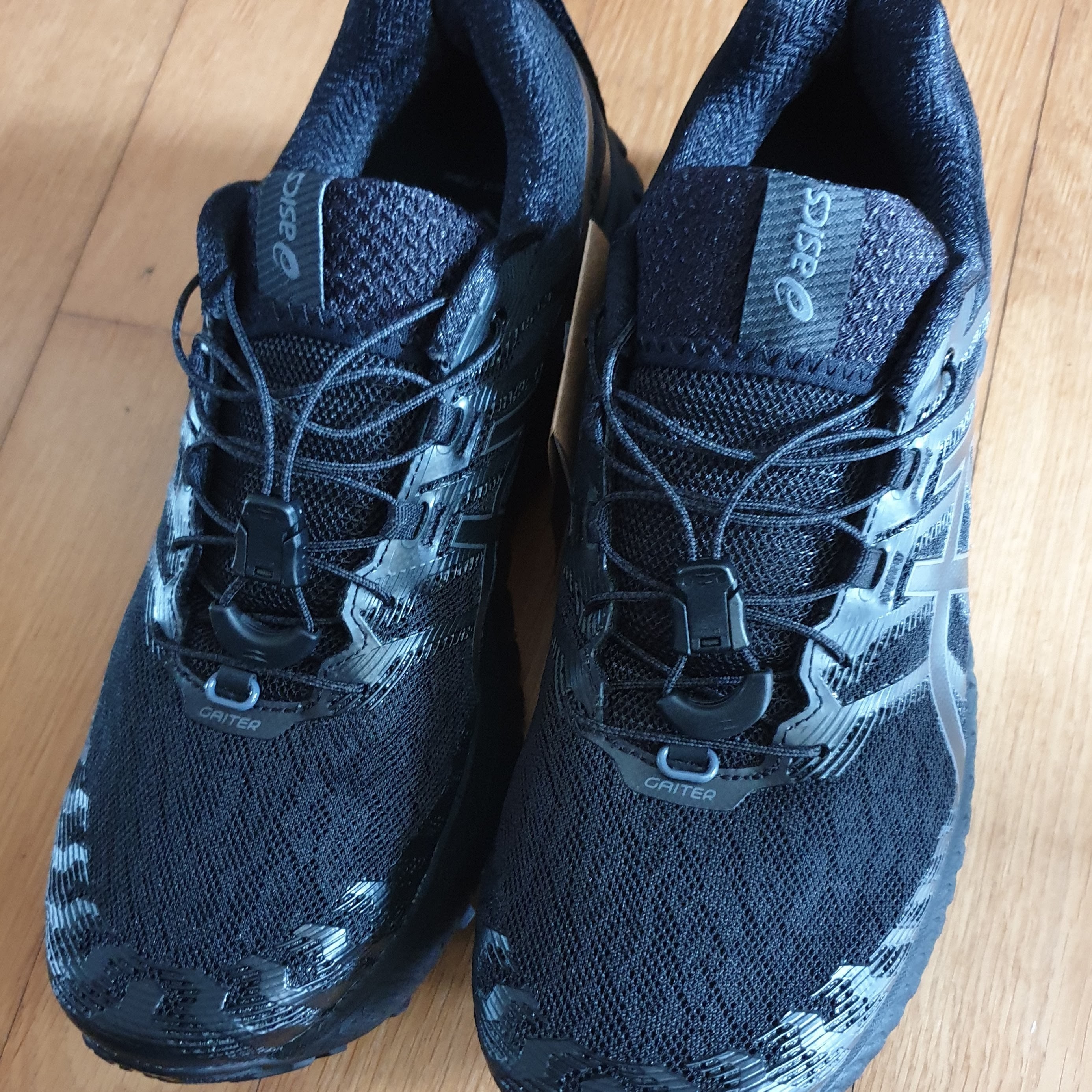 Asics Trabuco Max Black 착용 스타일