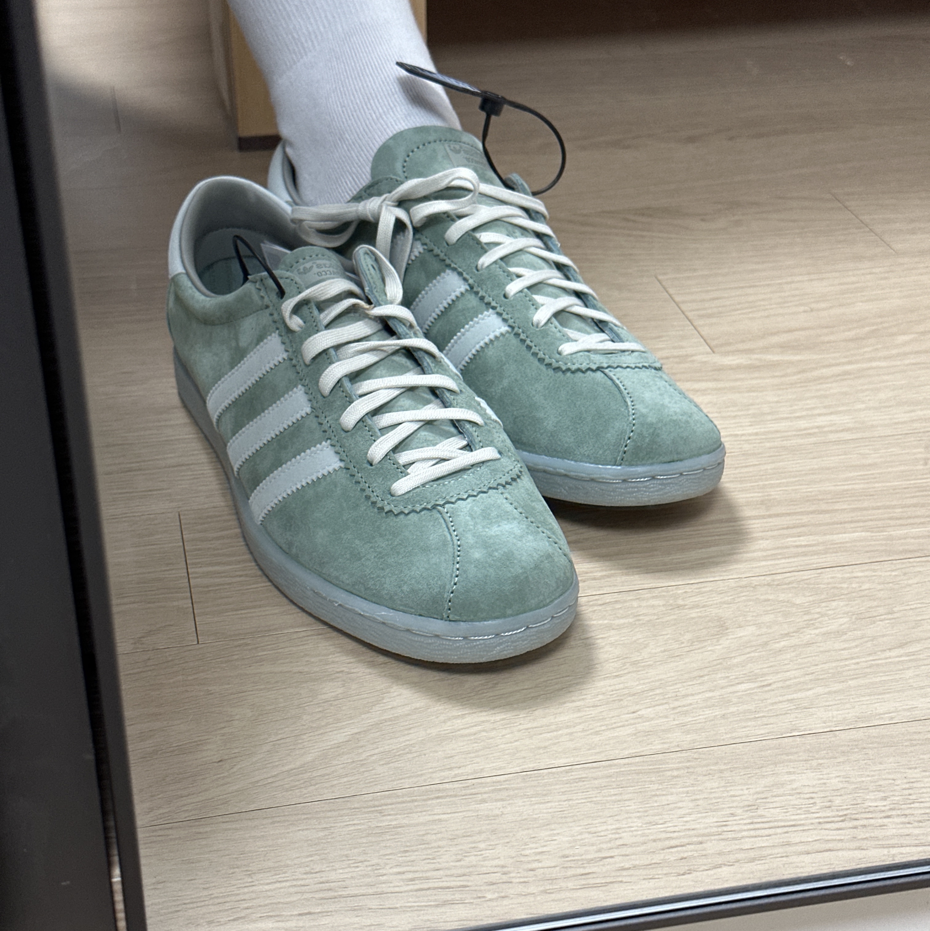 Adidas Tobacco Silver Green Pantone 착용 스타일
