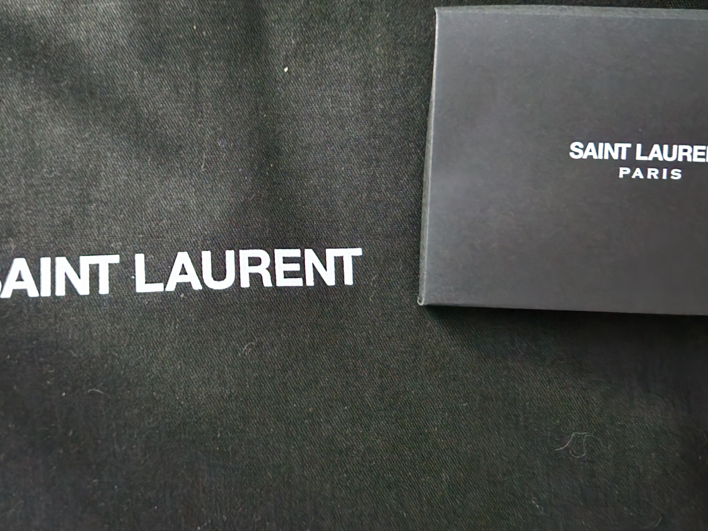 Saint Laurent Tablet Holder in Smooth Leather Black 착용 스타일 - 2