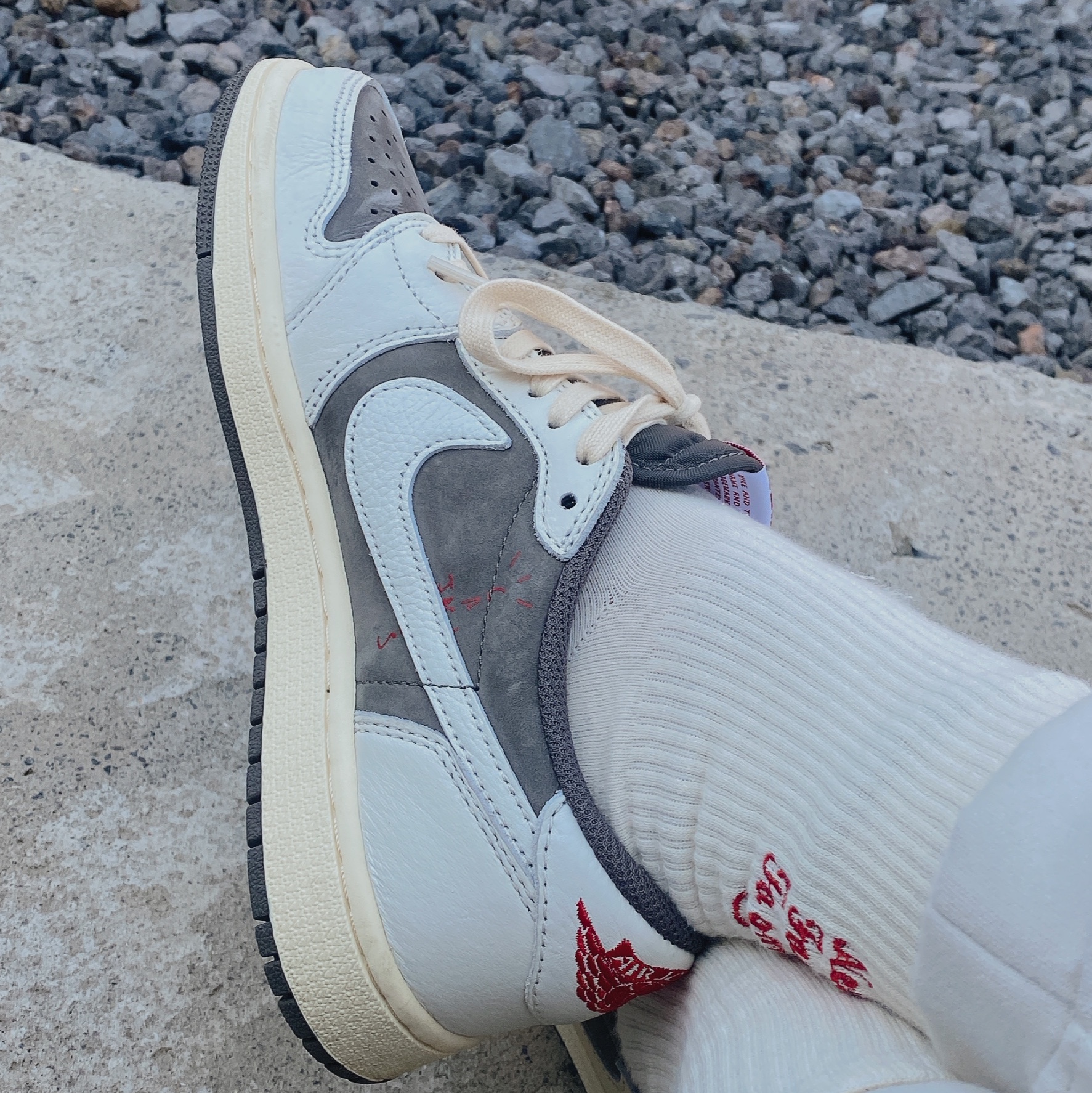 Jordan 1 x Travis Scott Retro Low OG SP Sail and Ridgerock 착용 스타일