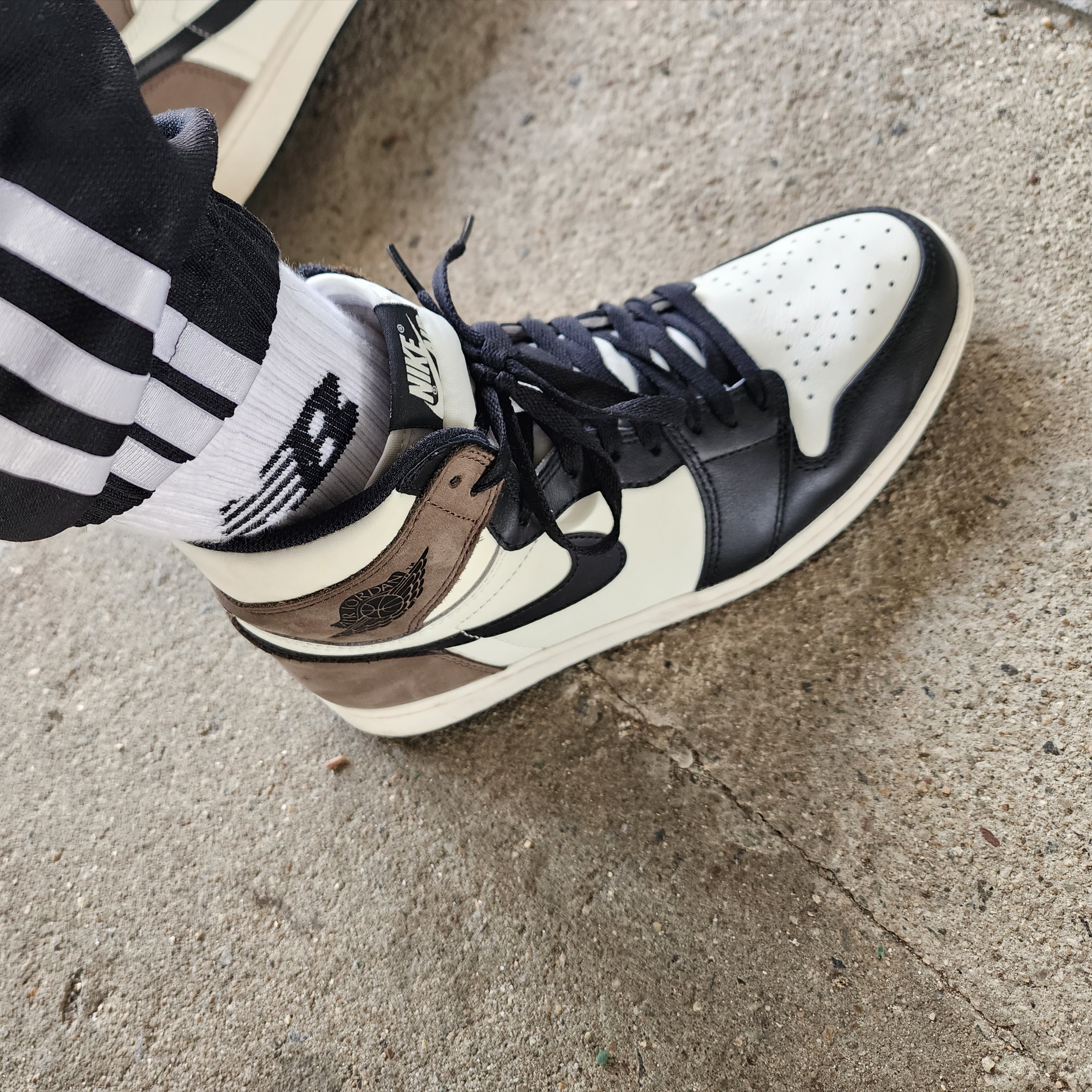 Jordan 1 Retro High OG Black Mocha 착용 스타일