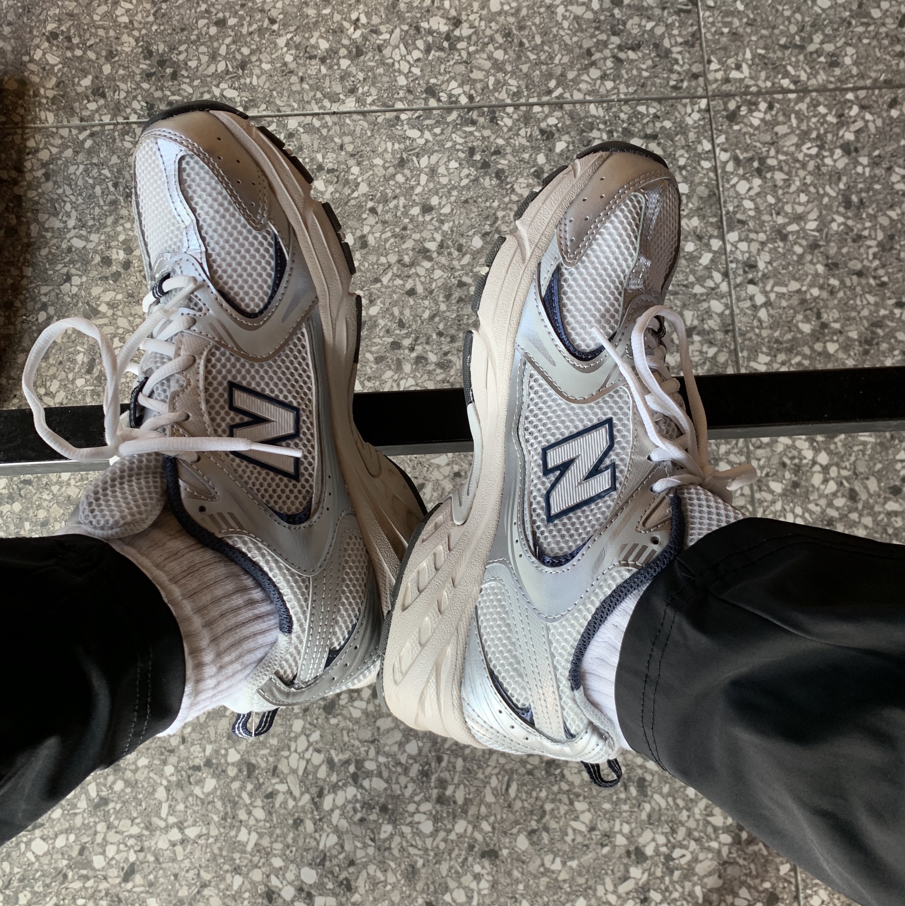 New Balance 530 Steel Grey 착용 스타일