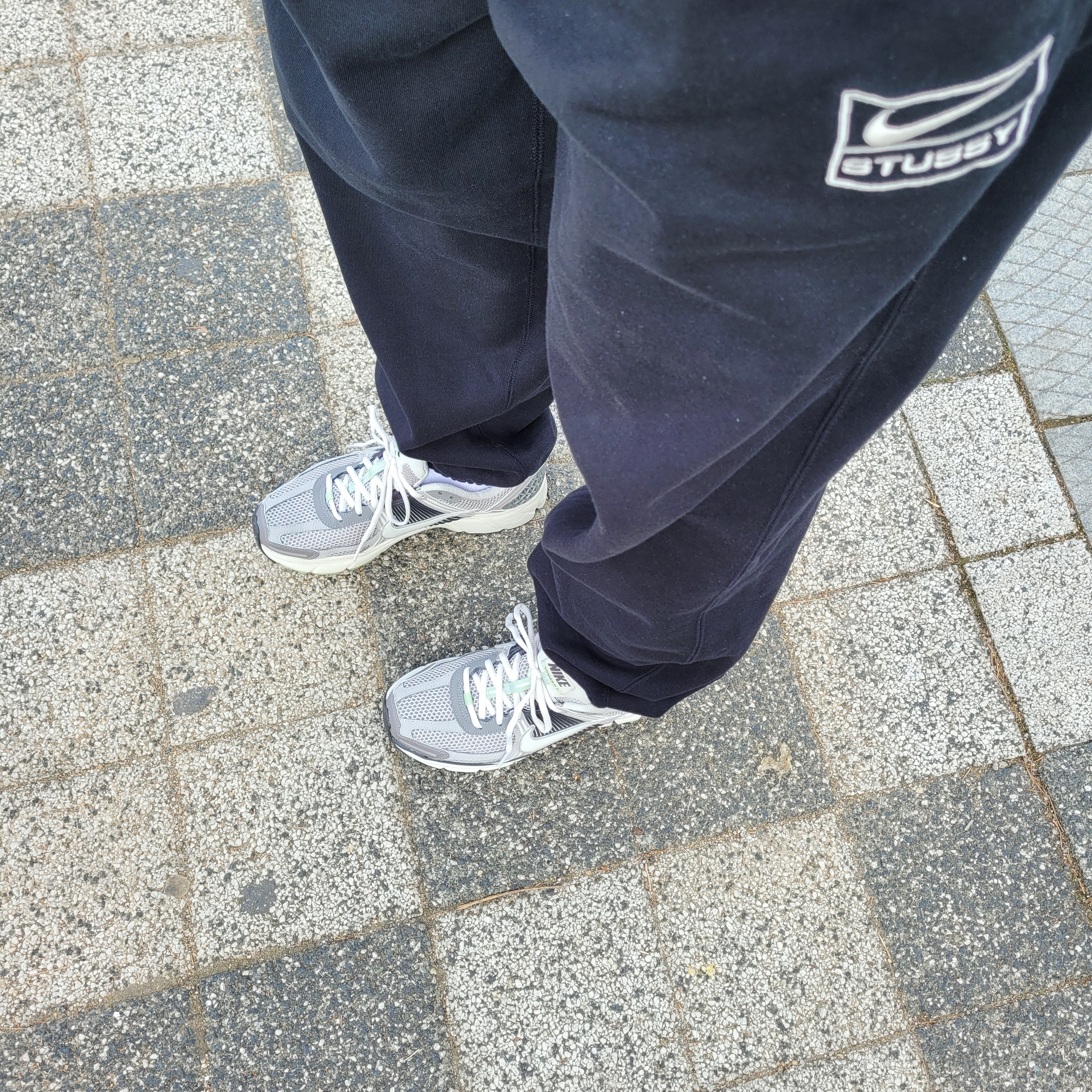 (W) Nike Zoom Vomero 5 Cobblestone and Flat Pewter 착용 스타일
