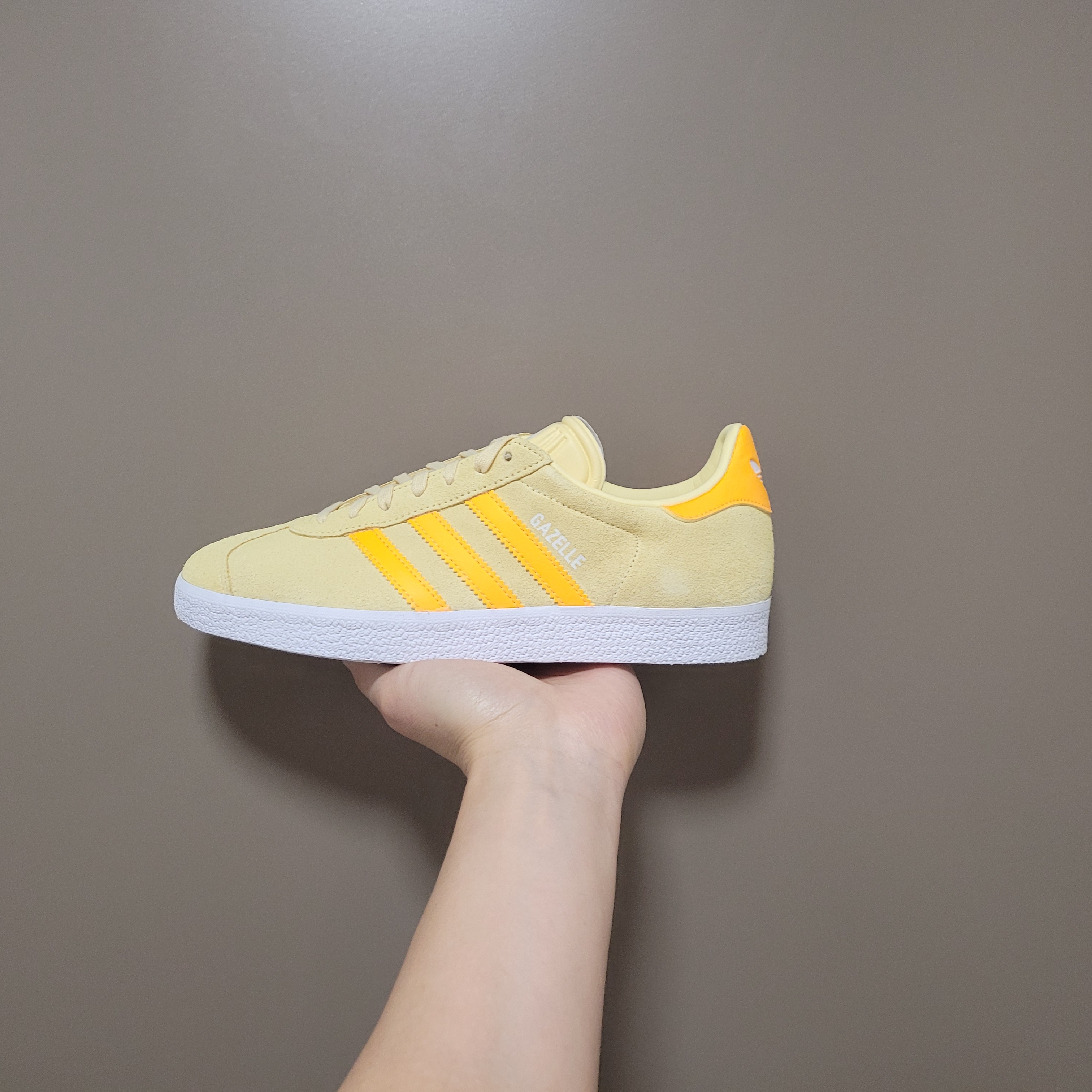 (W) Adidas Gazelle Almost Yellow Solar Gold 착용 스타일 - 1