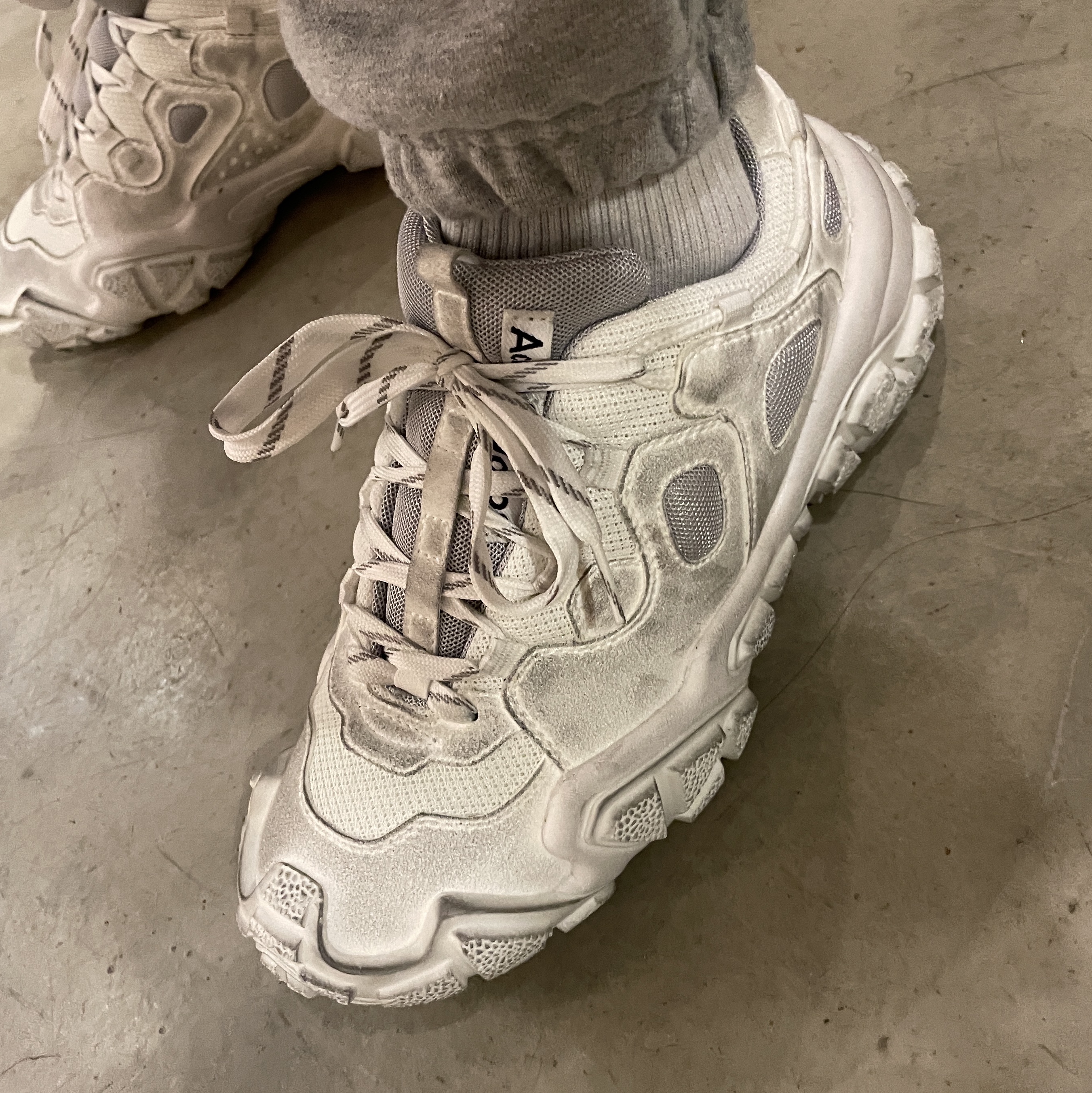 Acne Studios Bolzter Tumbled Sneakers White - 20FW 착용 스타일 - 1