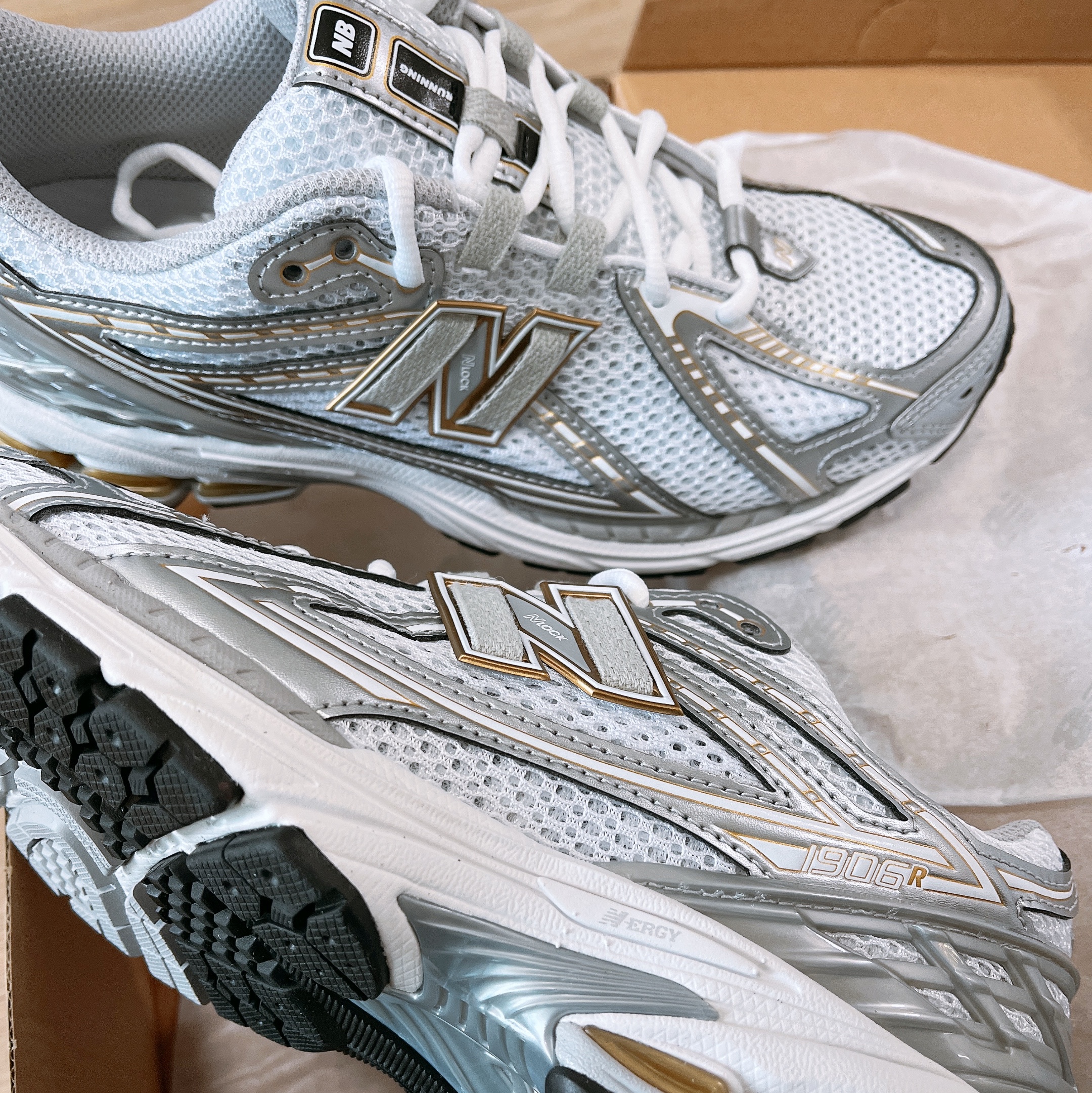 New Balance 1906R White Metallic Silver 착용 스타일