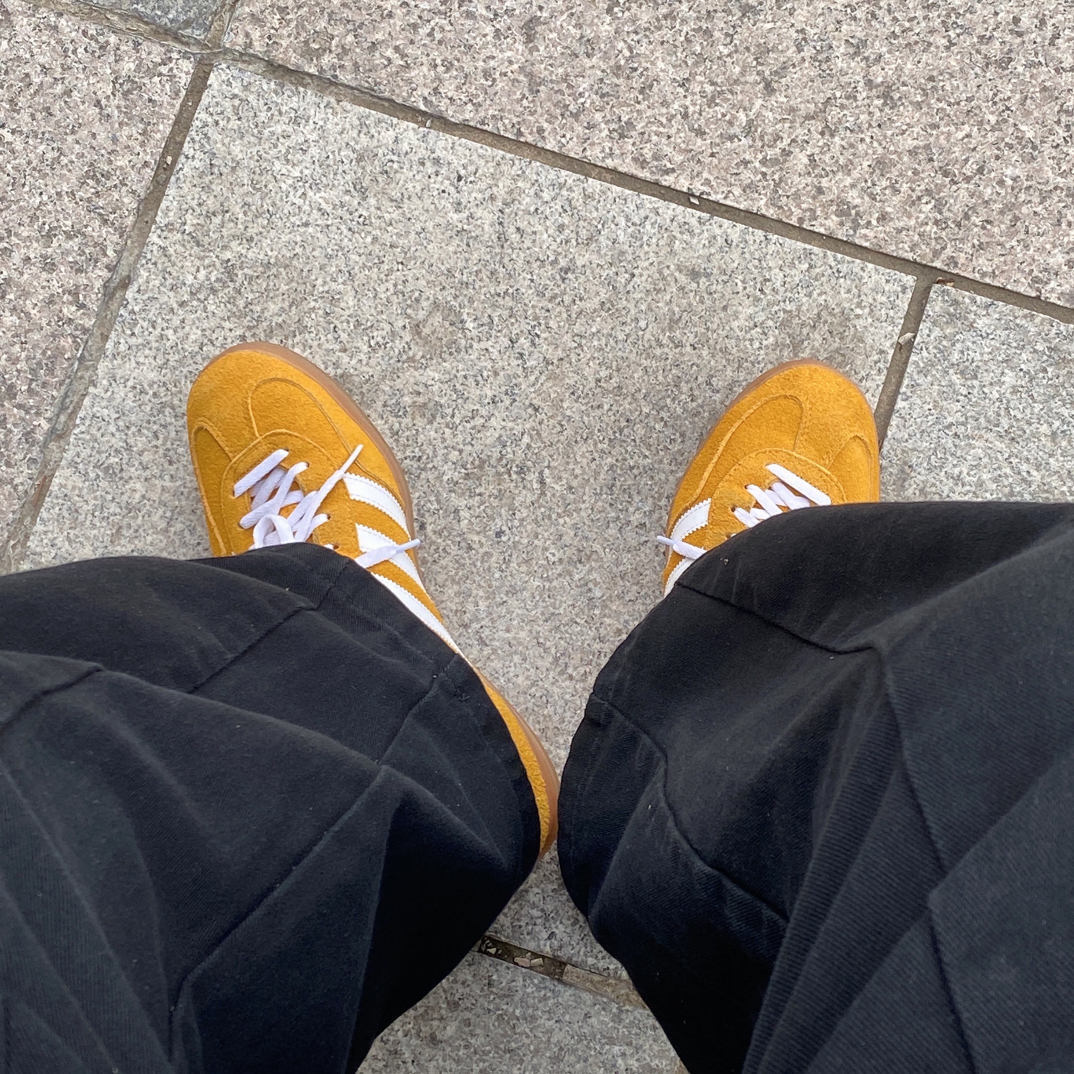 (W) Adidas Gazelle Indoor Orange Peel Cloud White 착용 스타일