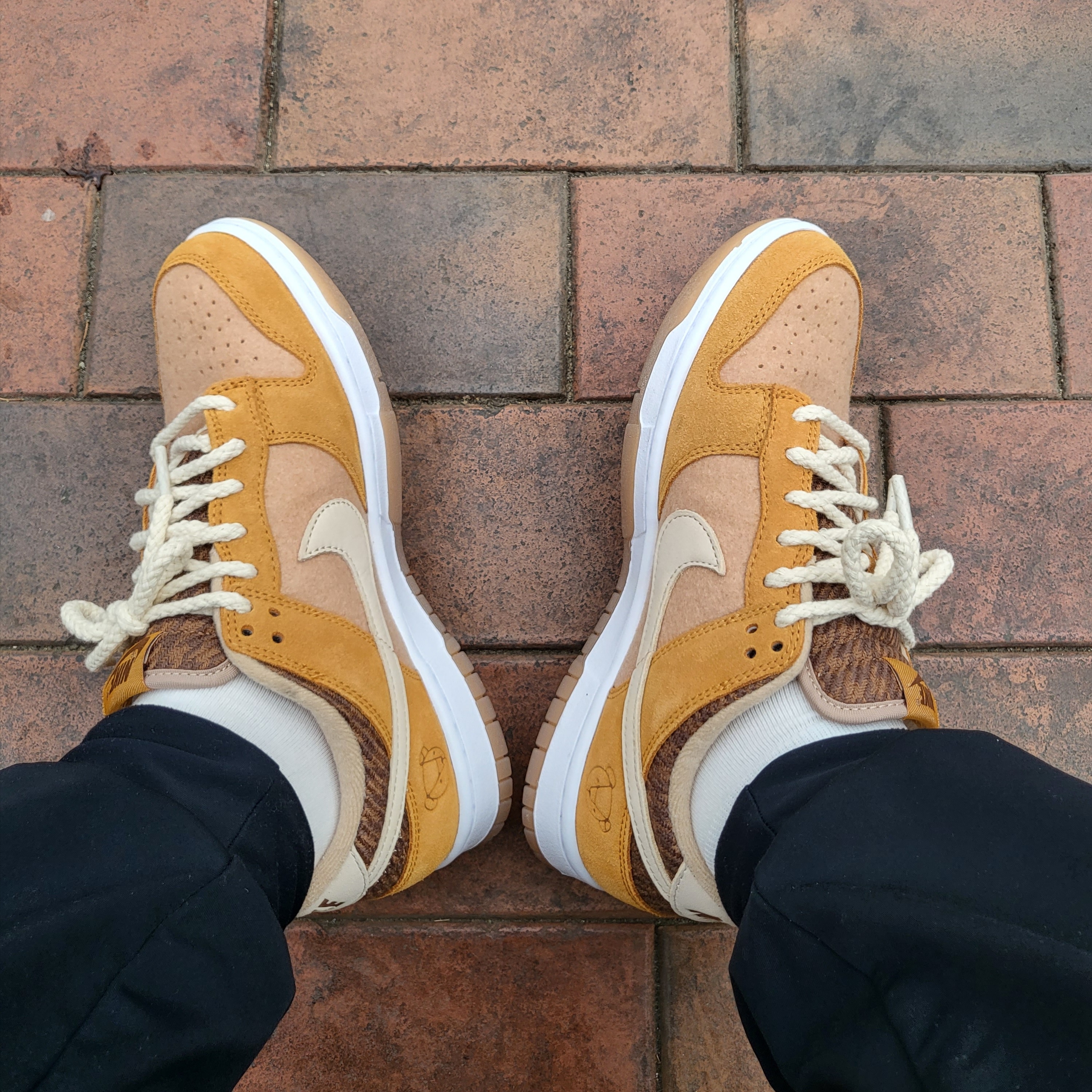 Nike Dunk Low SE Praline Desert Ochre 착용 스타일 - 3
