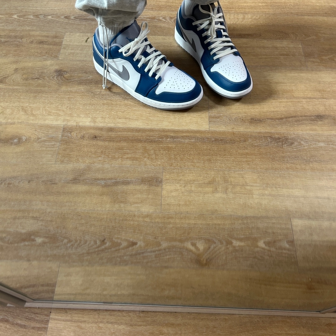 Jordan 1 Low True Blue Cement Grey 착용 스타일 - 4