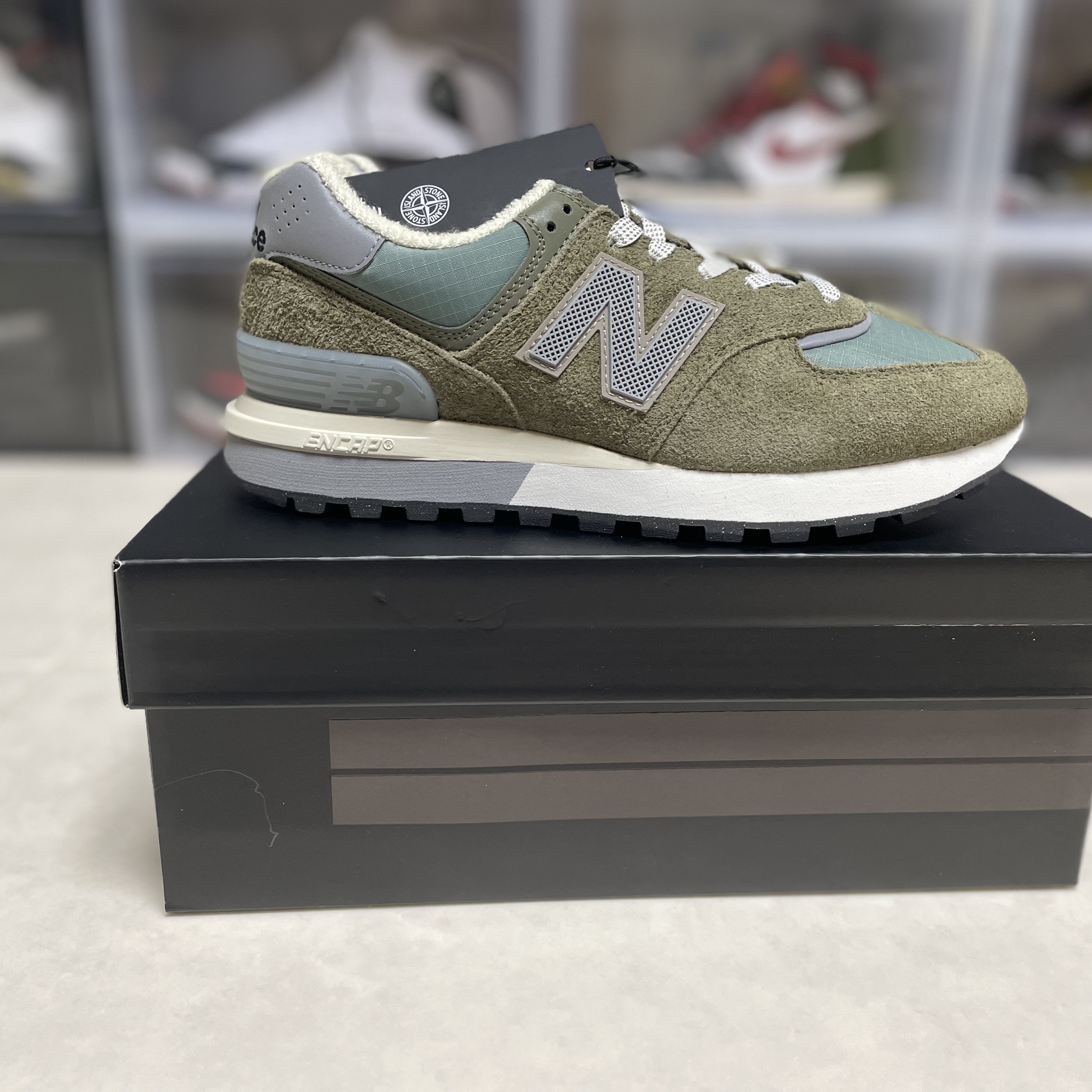 New Balance x Stone Island 574 Legacy Green 착용 스타일 - 3