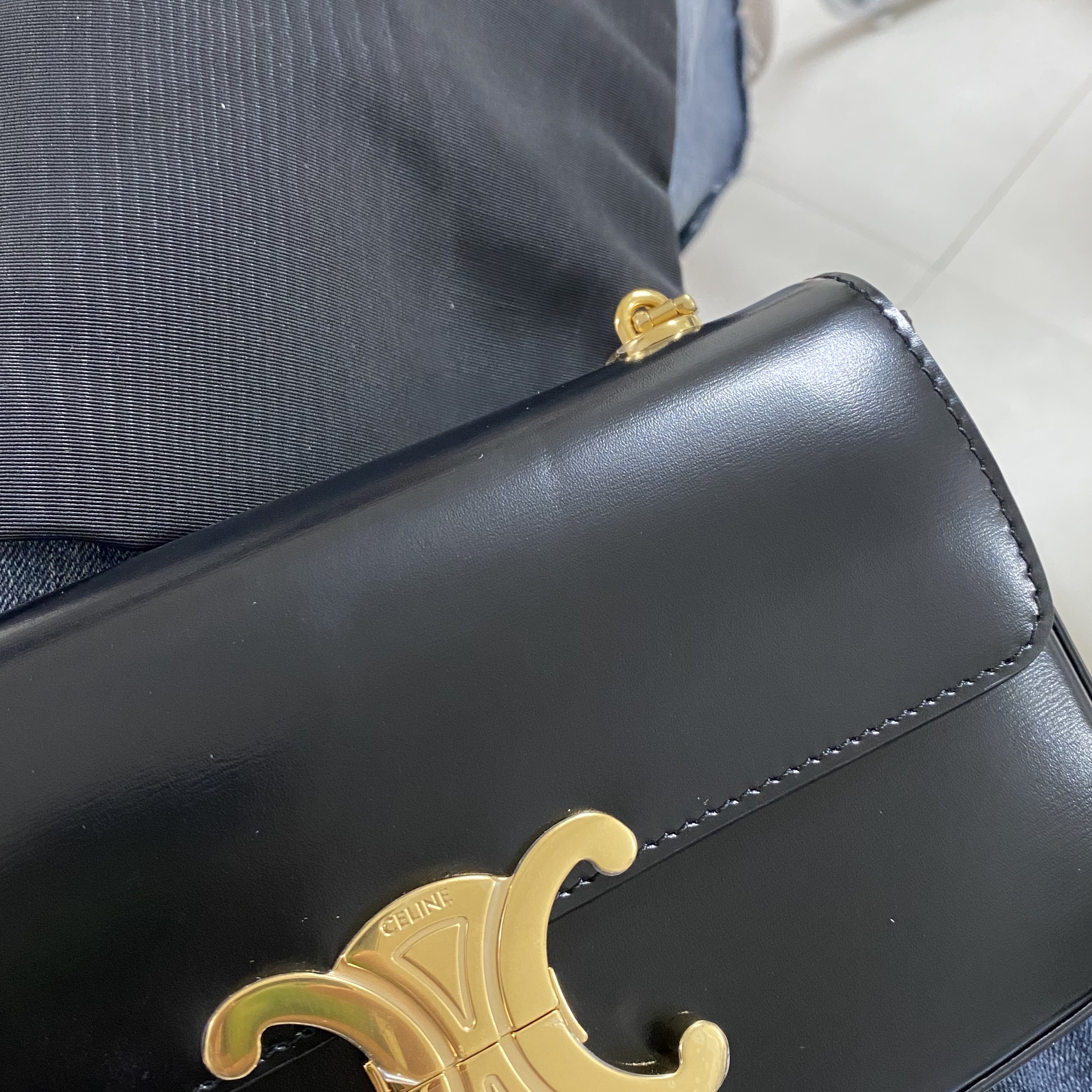 Celine Chain Shoulder Bag Triomphe In Shiny Calfskin Black 착용 스타일
