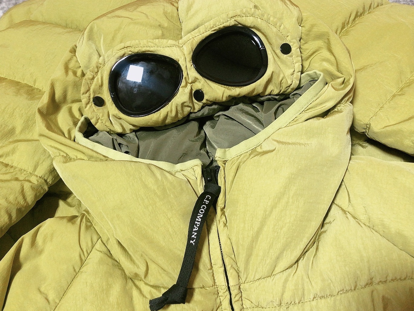 C.P. Company Eco-Chrome R Hooded Down Goggle Jacket Palm Yellow - 22FW 착용 스타일