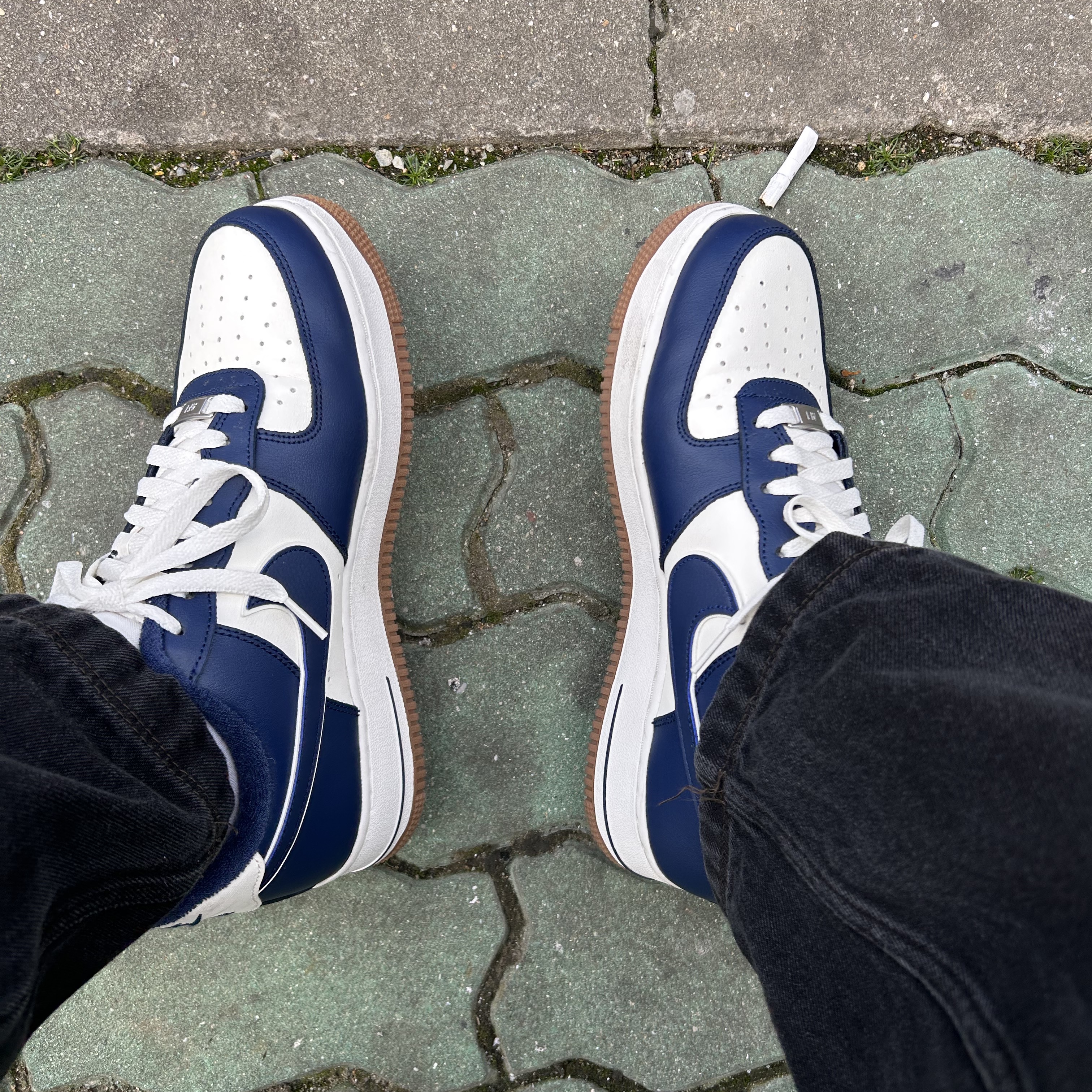 Nike Air Force 1 '07 LV8 Midnight Navy 착용 스타일
