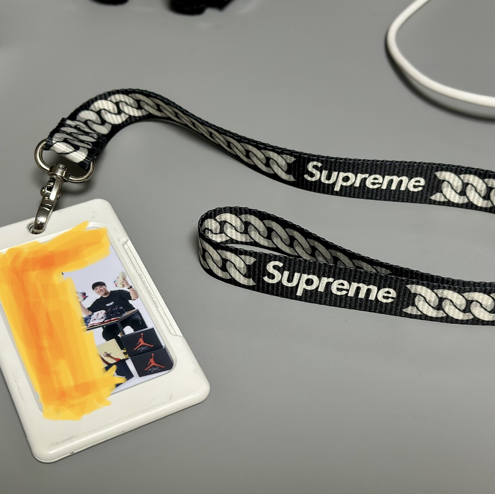Supreme Schmincke 12-Color Watercolor Set Red - 22FW, Supreme x Seiko Alarm Clock White - 22FW 착용 스타일 - 5