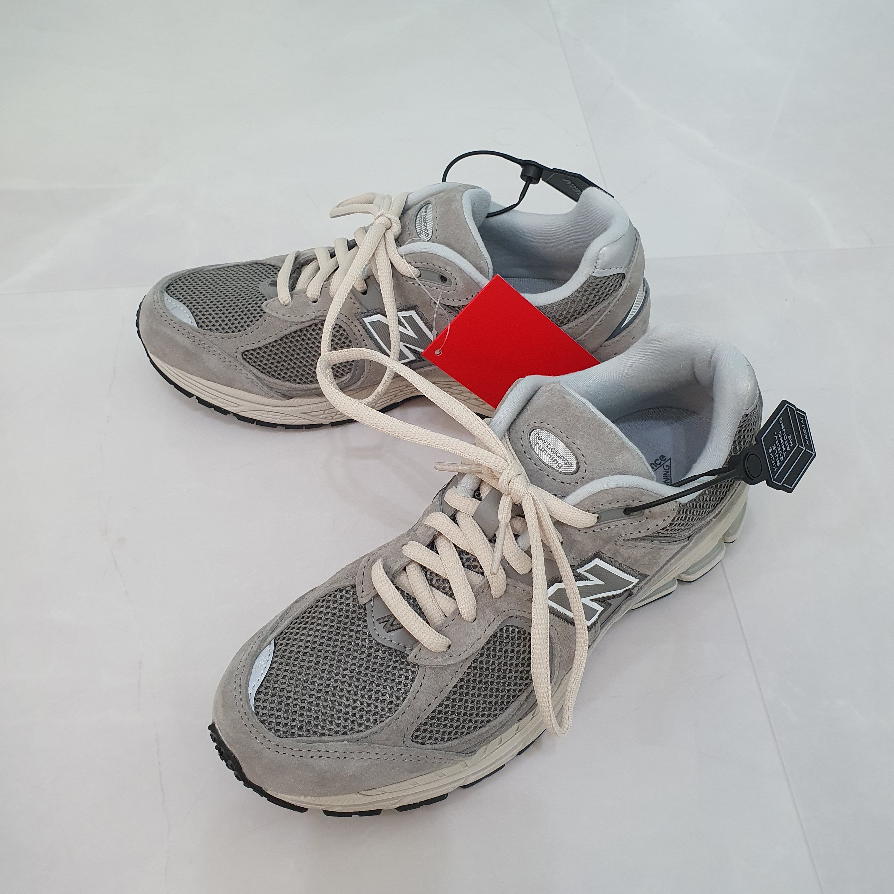 New Balance 2002R Grey 착용 스타일 - 2