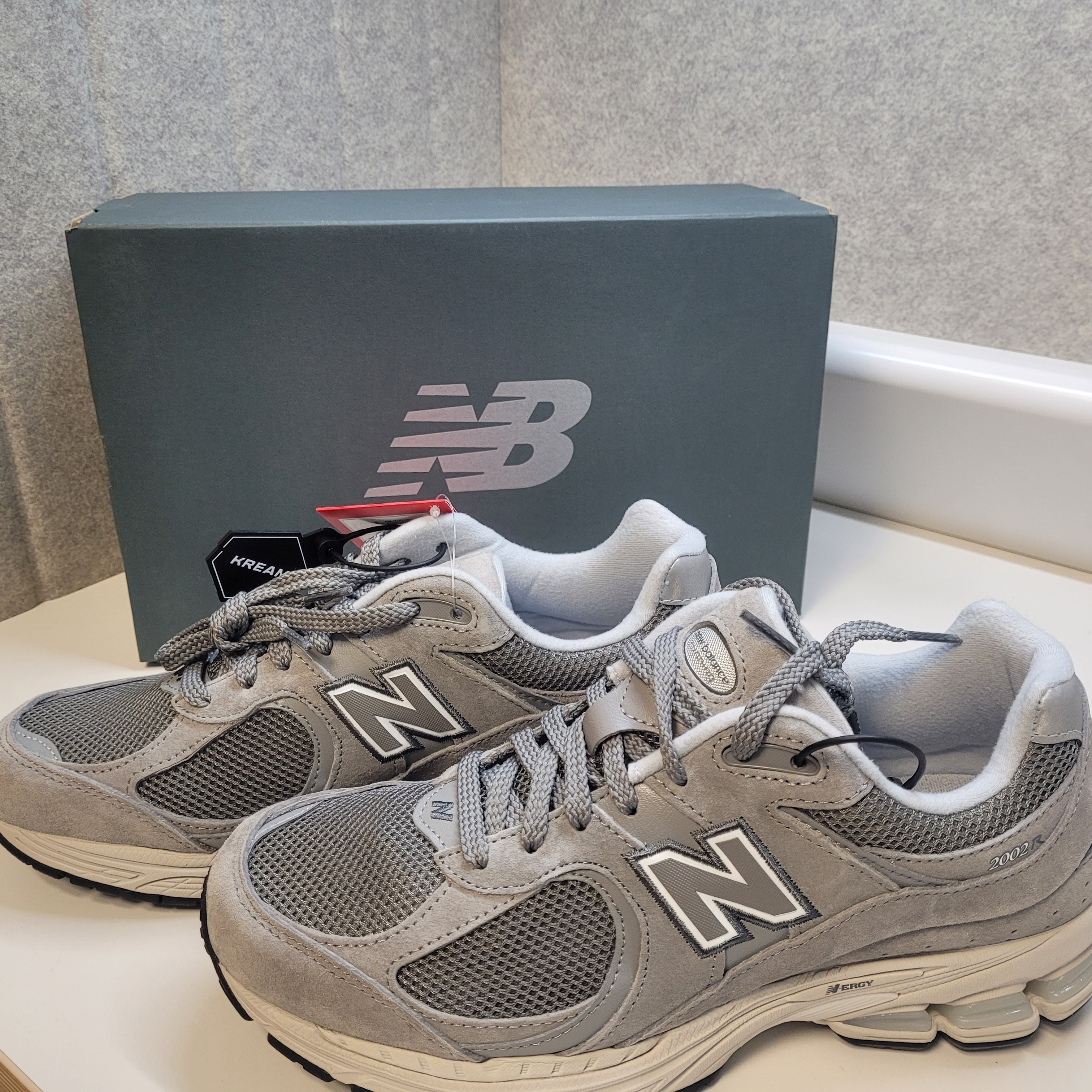 New Balance 2002R Grey 착용 스타일 - 3