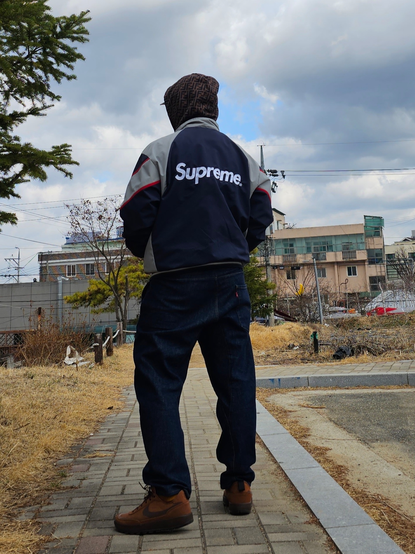 Supreme x New York Yankees Track Jacket Navy - 21FW, Nike x Tom Sachs General Purpose Shoe Brown 착용 스타일