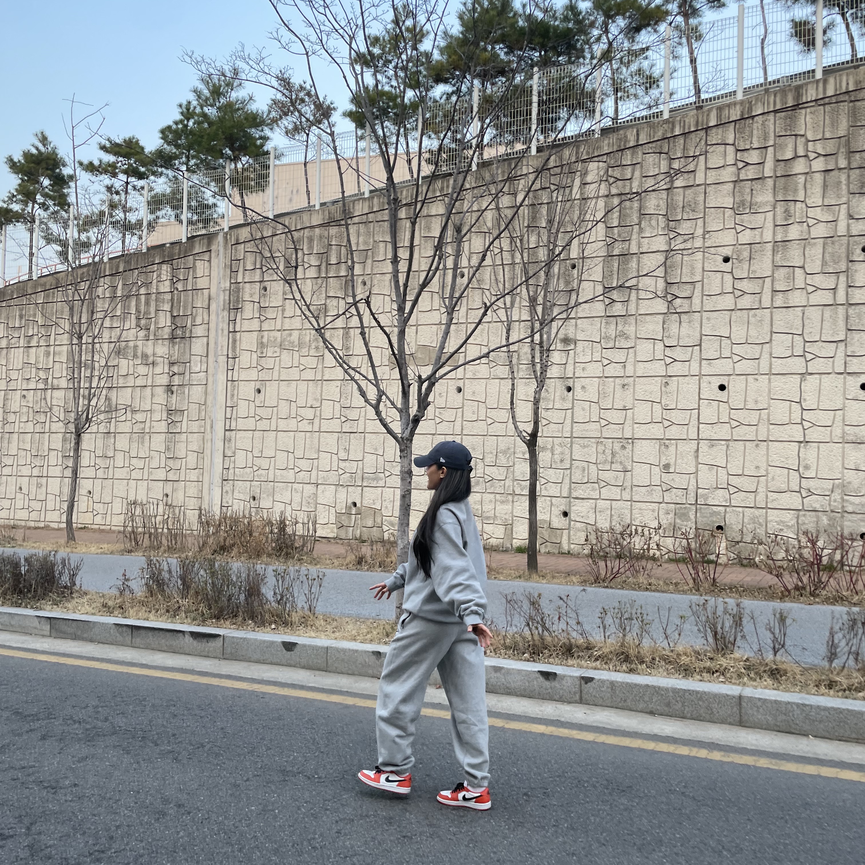 Nike x Stussy NRG Fleece Pants Dark Grey Heather (DO9340-063) 착용 스타일 - 2