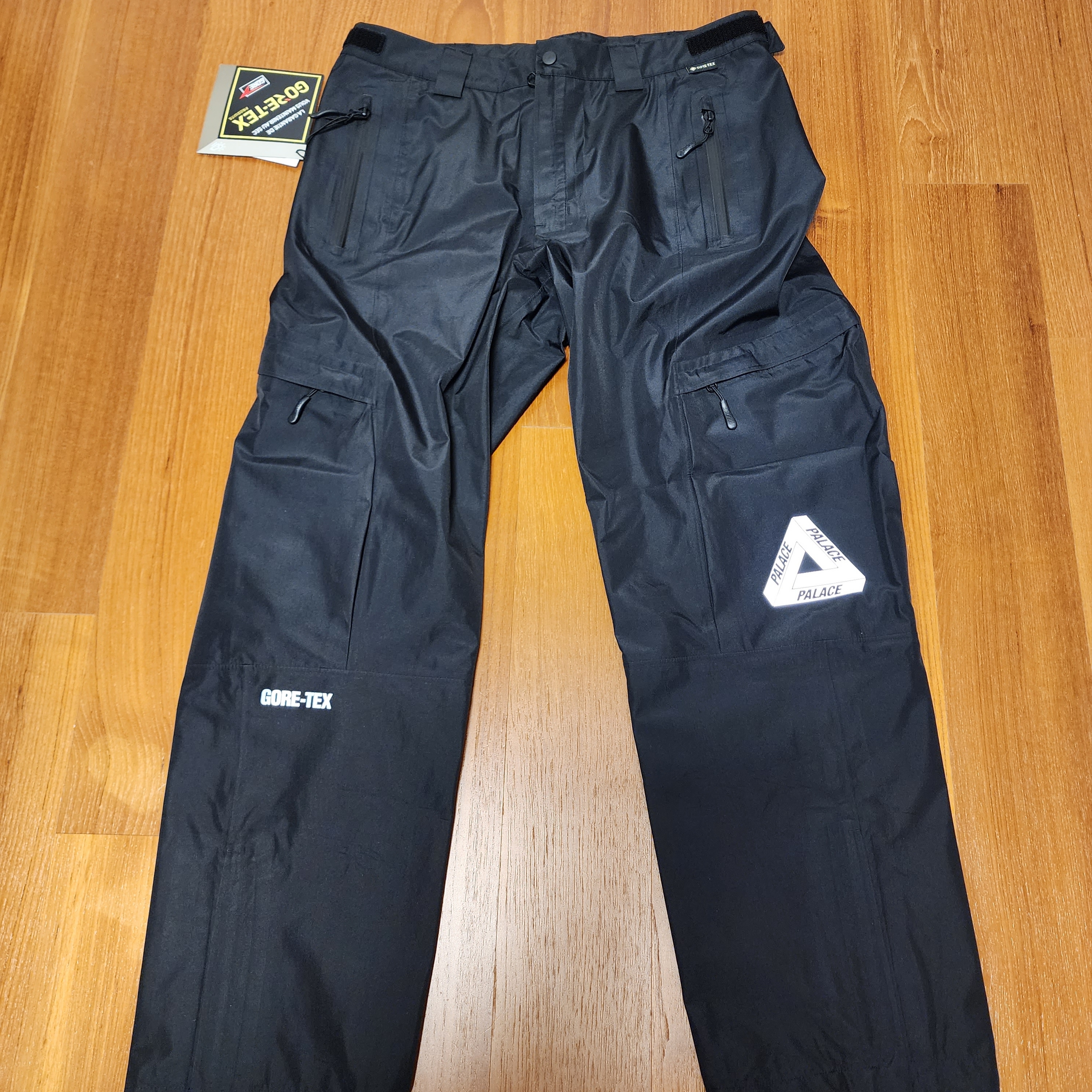 Palace Gore-Tex Cargo Bottom Black - 23SS 착용 스타일 - 1