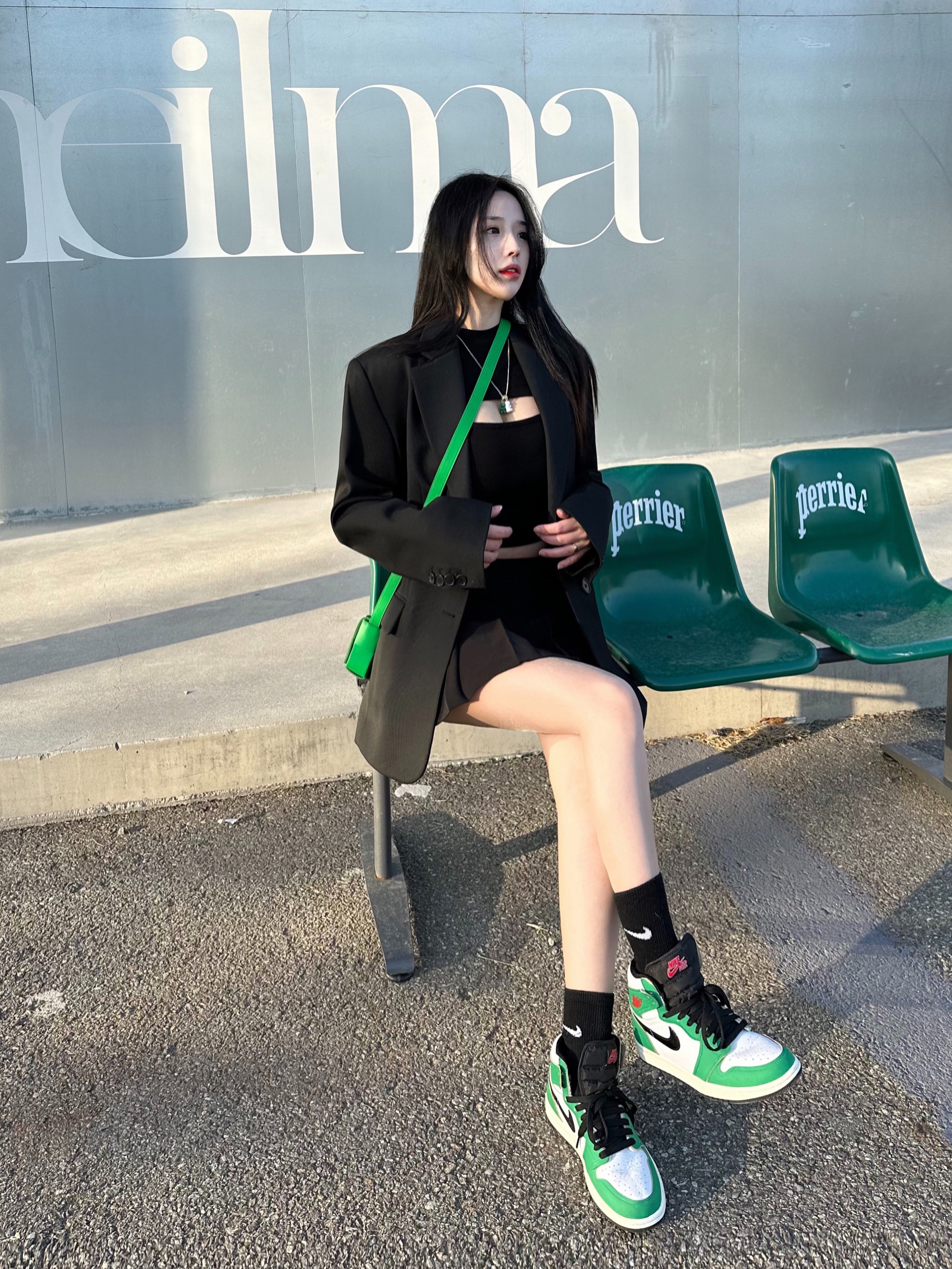 Bottega Veneta Mini Leather Cassette Parakeet, (W) Jordan 1 Retro High OG Lucky Green 착용 스타일