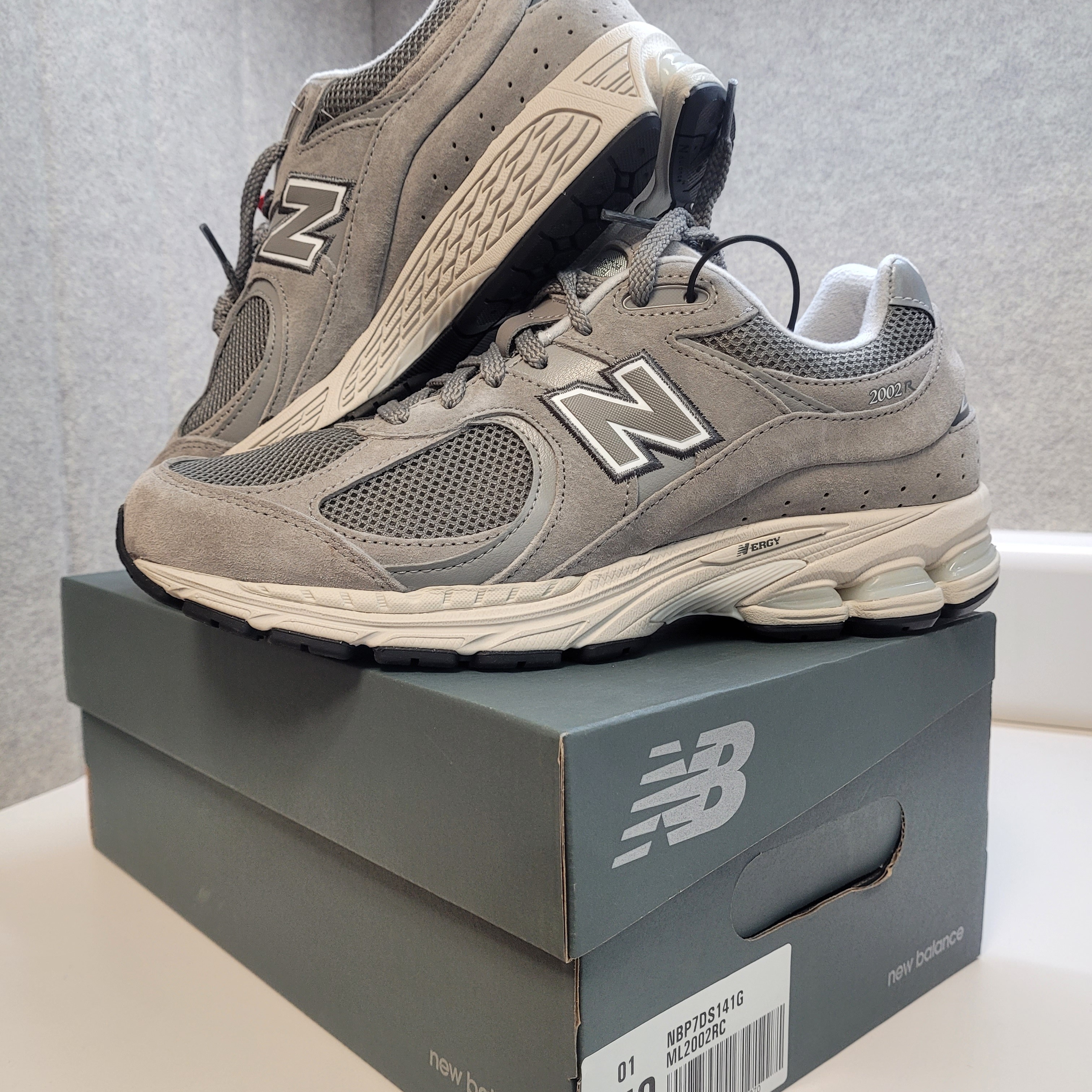 New Balance 2002R Grey 착용 스타일 - 1