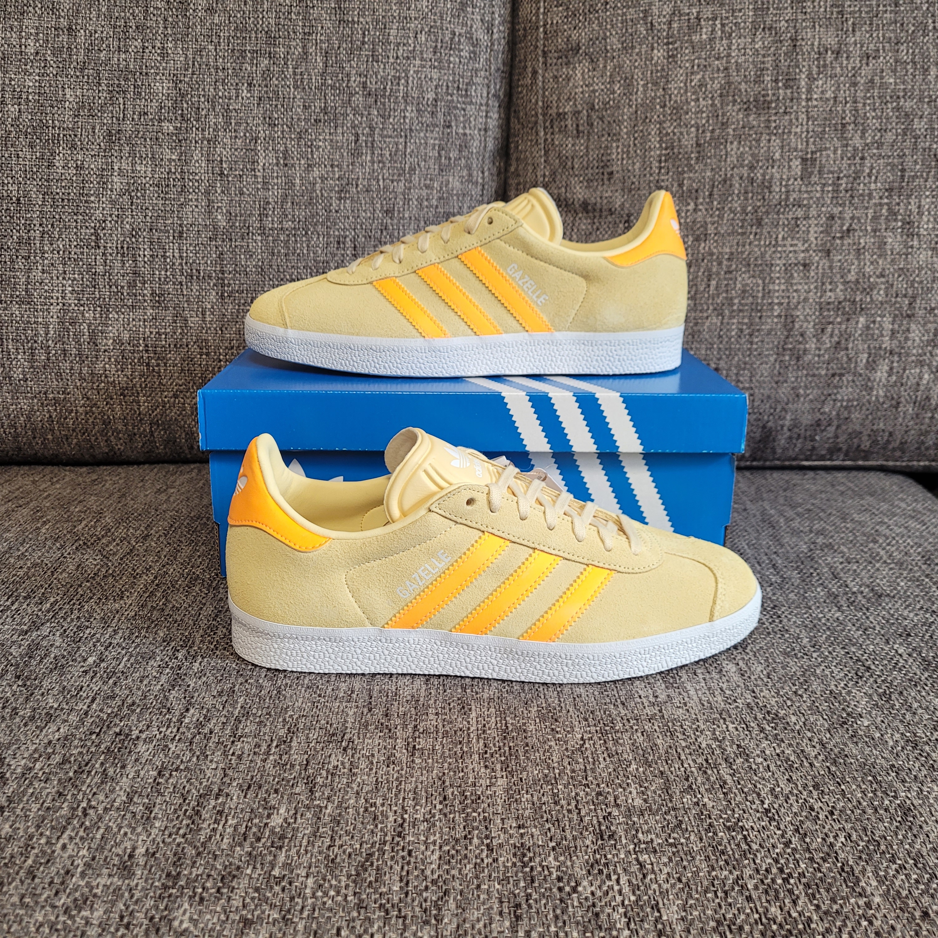 (W) Adidas Gazelle Almost Yellow Solar Gold 착용 스타일 - 3