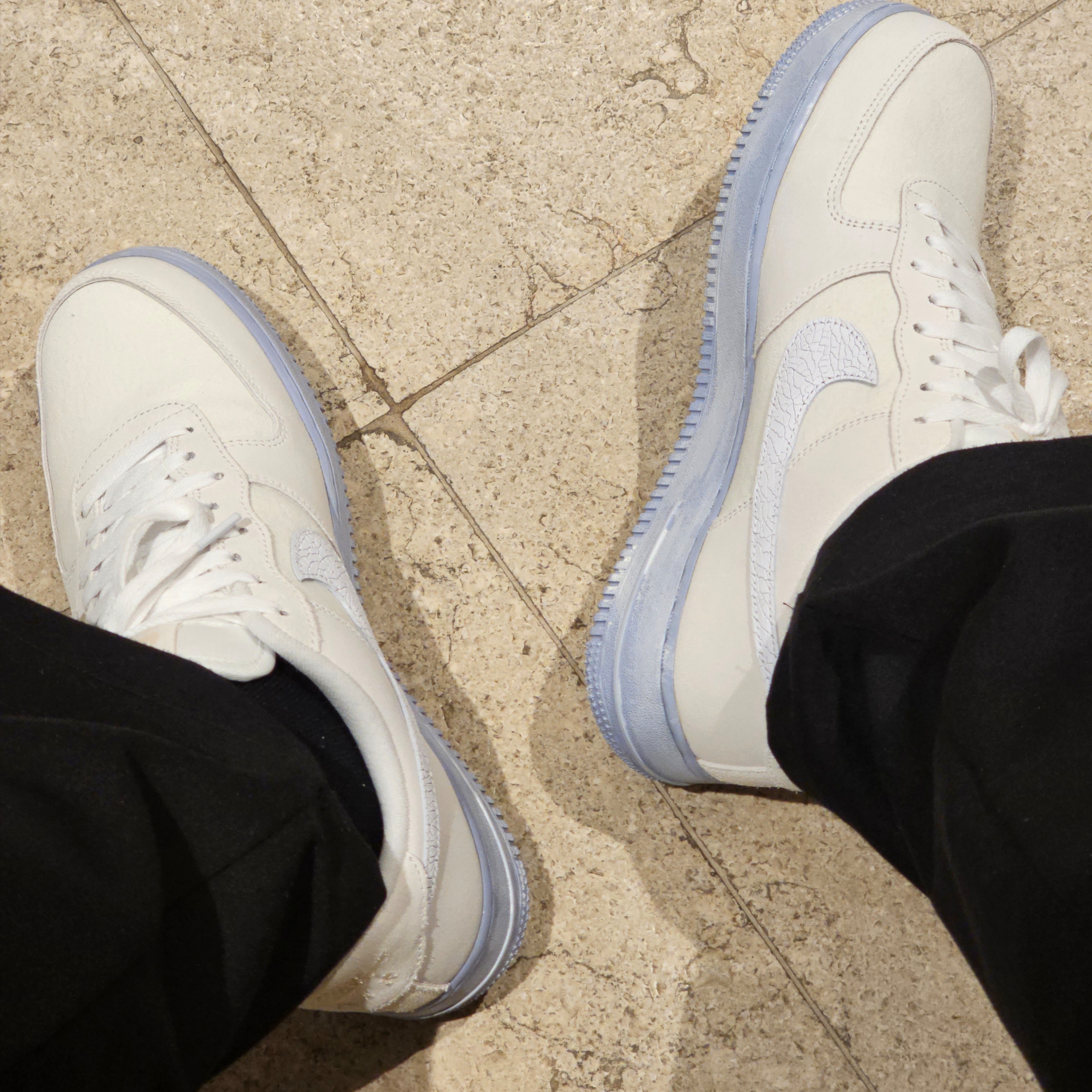 Nike Air Force 1 '07 LV8 EMB Summit White Blue Whisper 착용 스타일 - 2