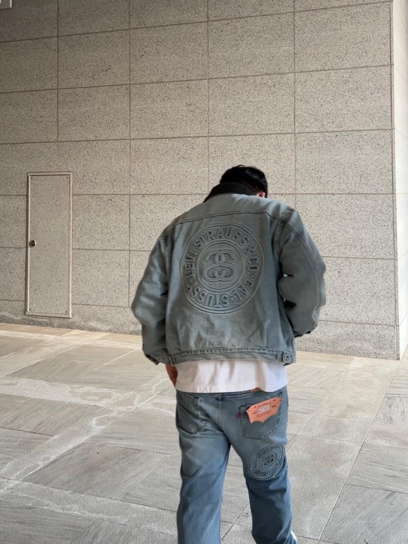 Stussy x Levi's Embossed 501 Jean Indigo, Stussy x Levi's Embossed Trucker Jacket Indigo 착용 스타일 - 2