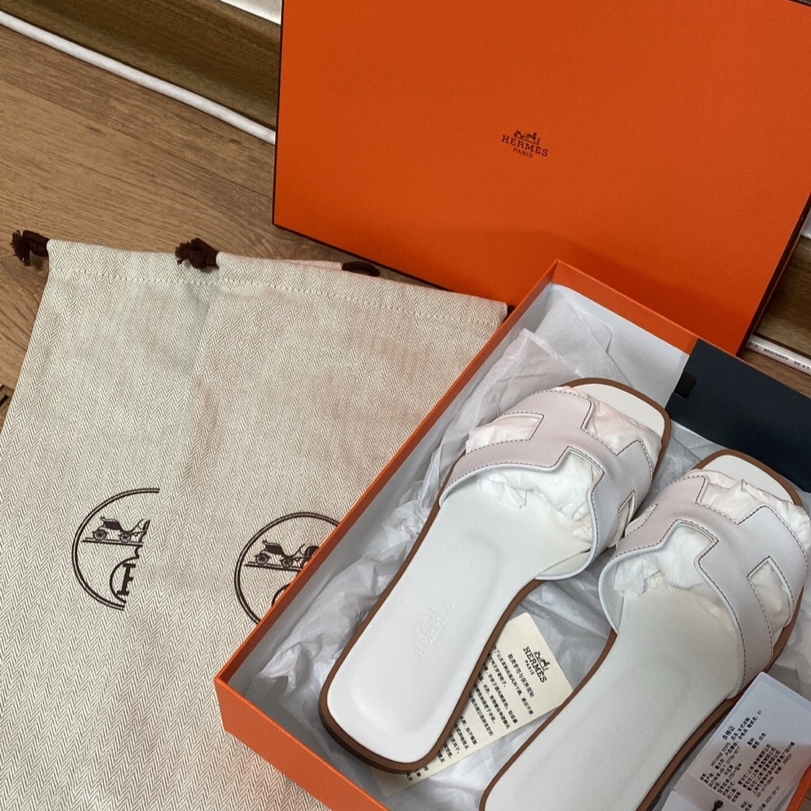 (W) Hermes Oran Sandal Calfskin & Blanc Piqures Havane 착용 스타일
