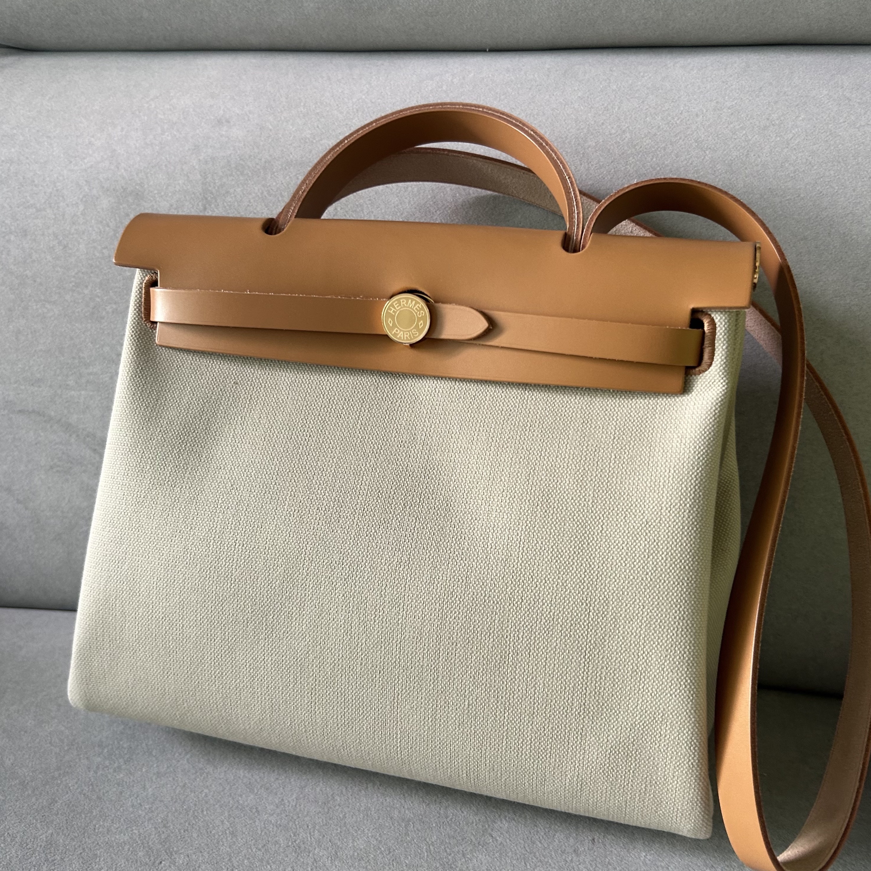 Hermes Herbag Zip 31 Bag Retourne & Gold Beton Naturel Sable 착용 스타일 - 1