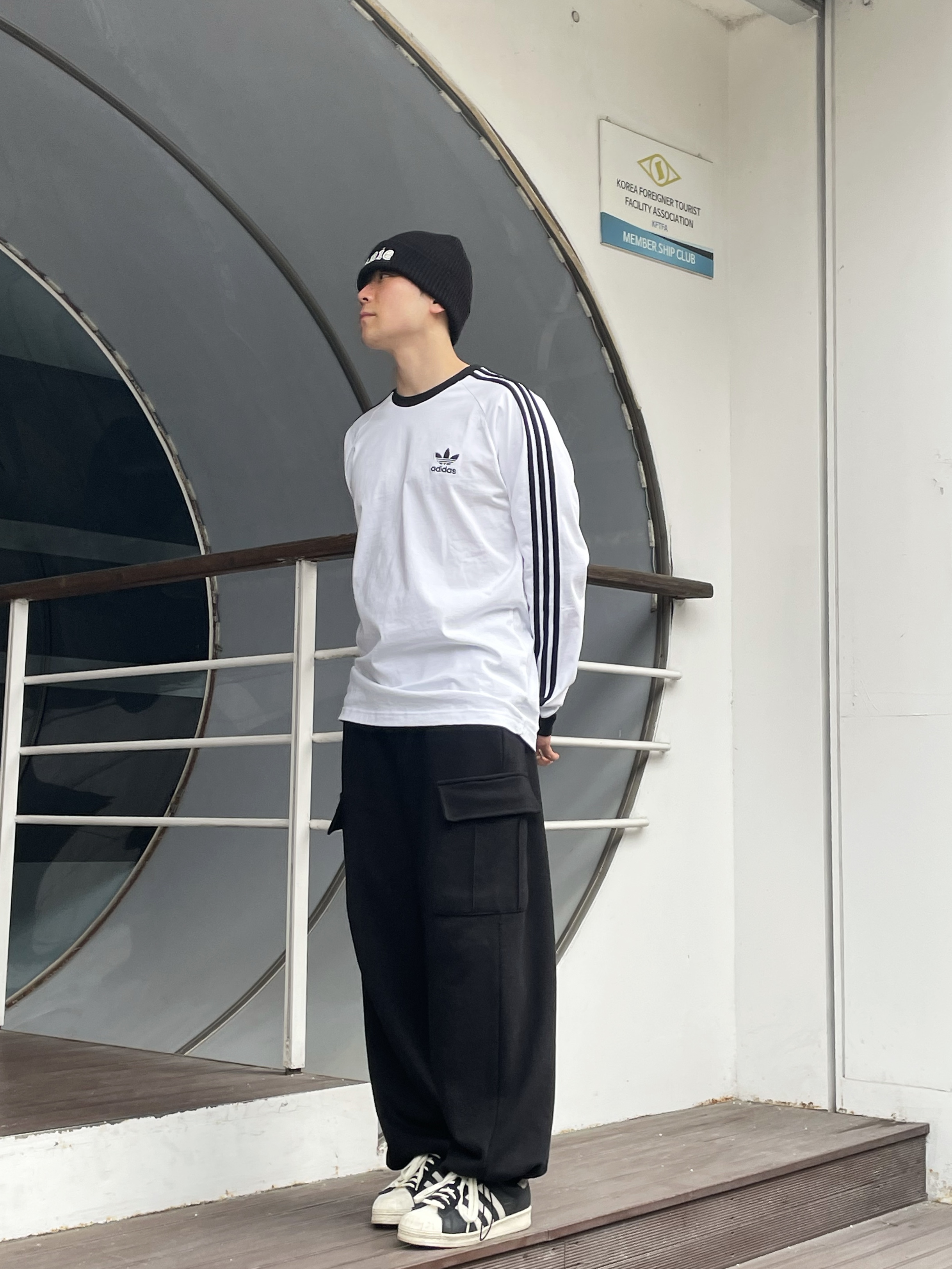 Adidas Superstar 82 Black White 착용 스타일 - 1