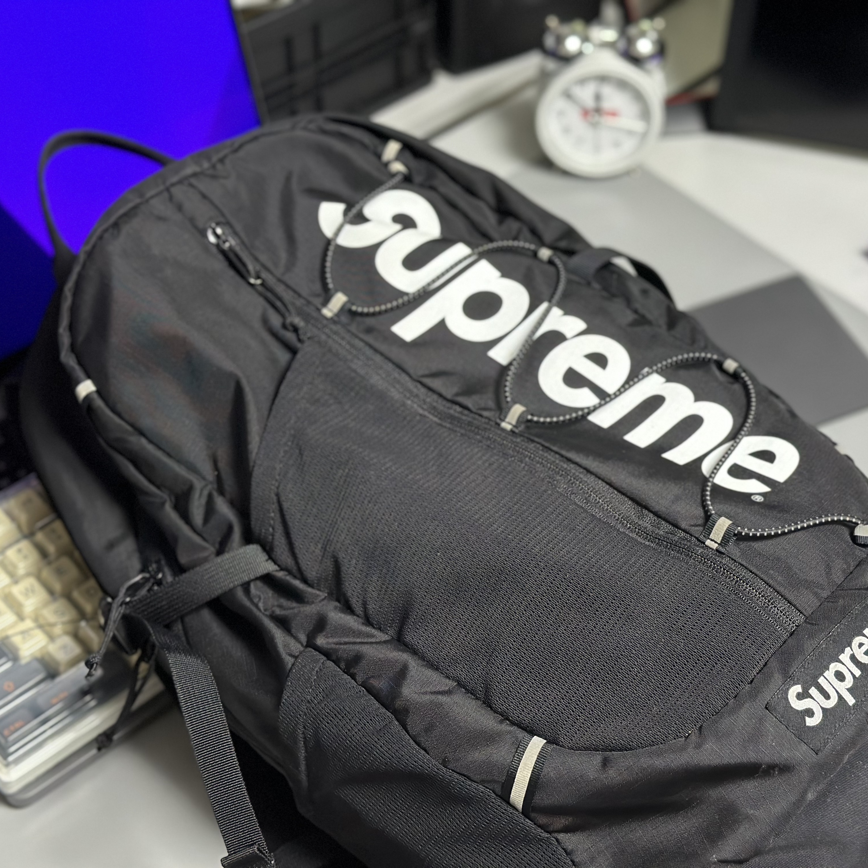 Supreme Waist Bag Black - 18SS, Supreme Shoulder Bag Olive - 22FW 착용 스타일 - 1