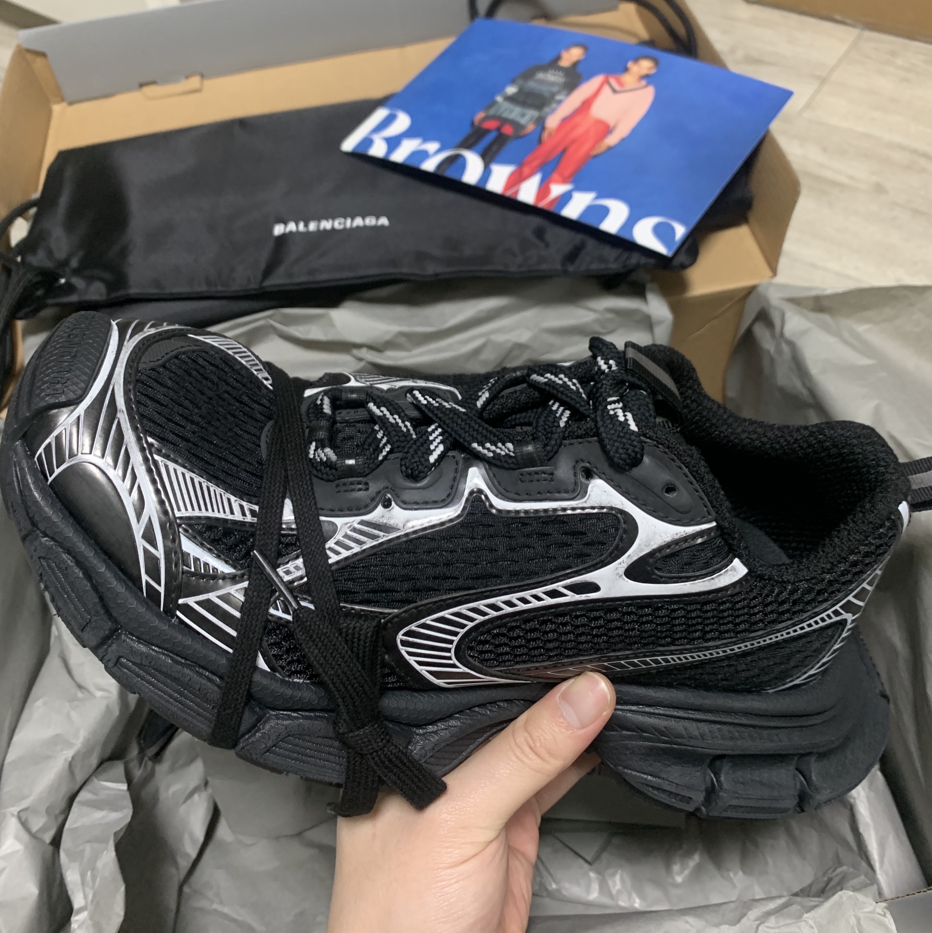 Balenciaga 3XL Sneakers Black White, Balenciaga Cities Paris Wide Fit Hoodie Black 착용 스타일 - 1