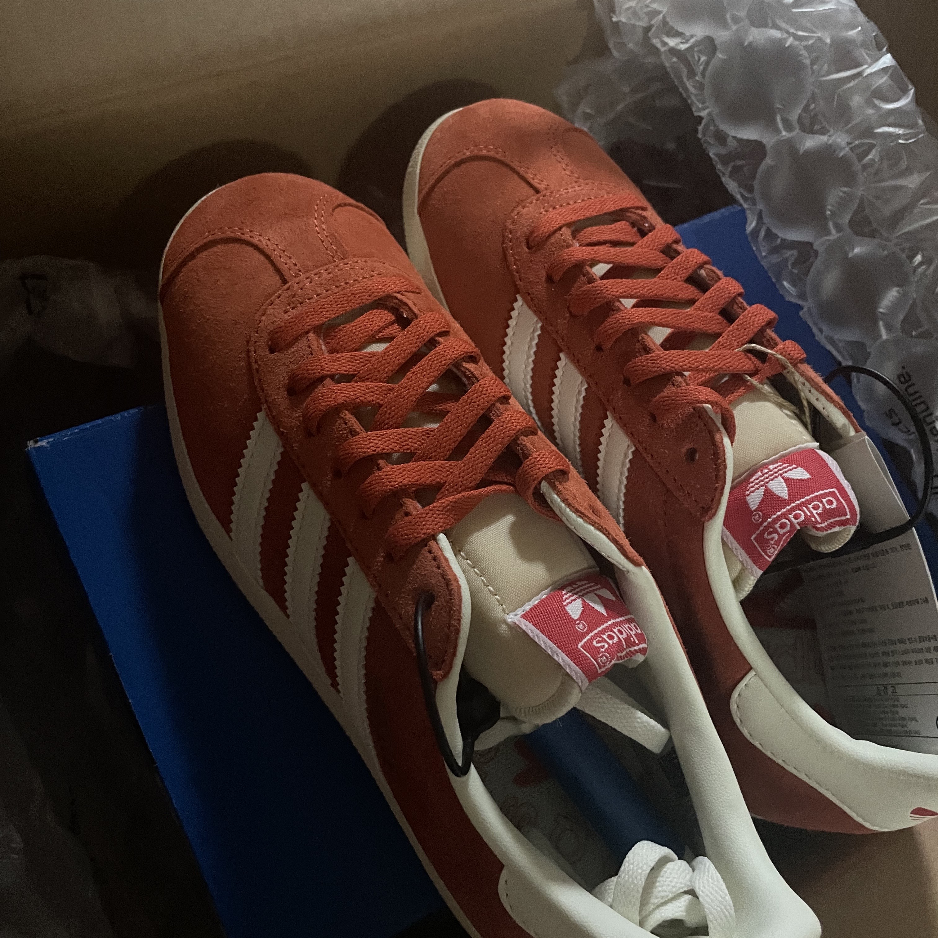 Adidas Gazelle Preloved Red Off White 착용 스타일 - 2