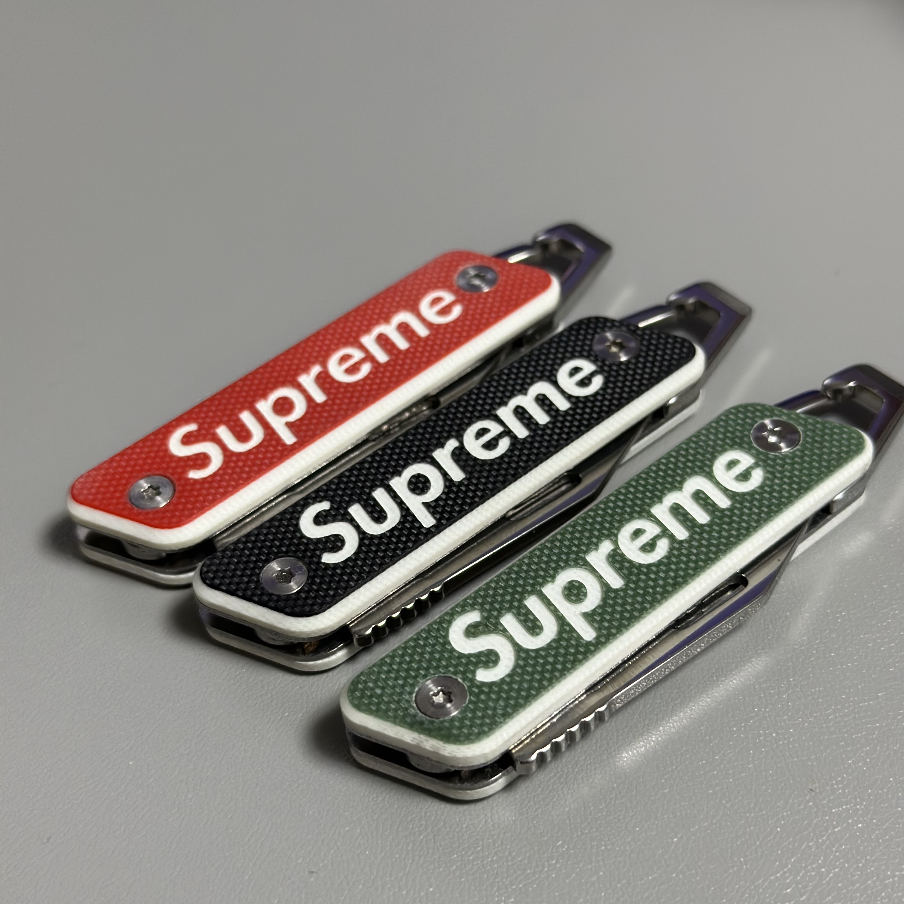 Supreme Schmincke 12-Color Watercolor Set Red - 22FW, Supreme x Seiko Alarm Clock White - 22FW 착용 스타일 - 3