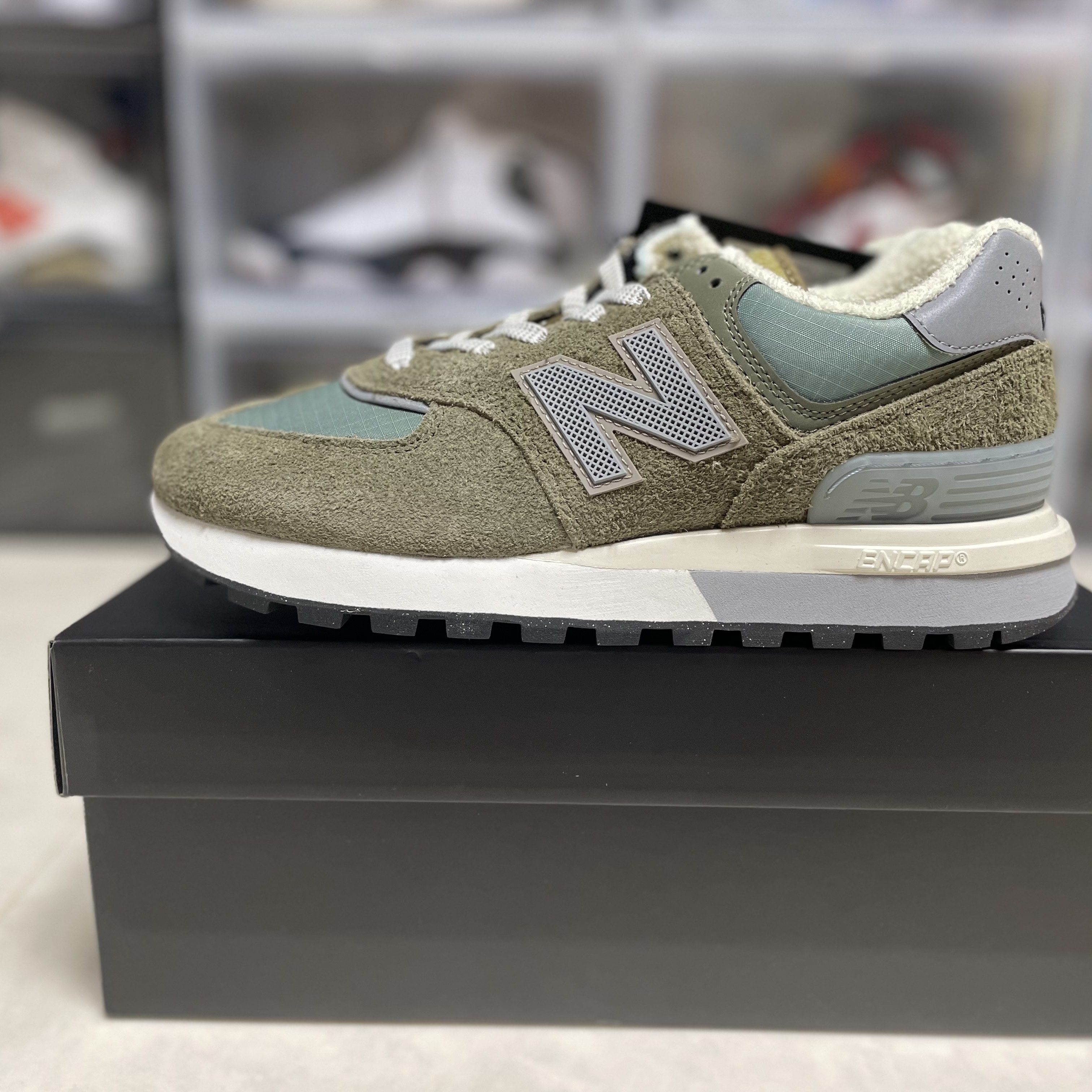 New Balance x Stone Island 574 Legacy Green 착용 스타일 - 1