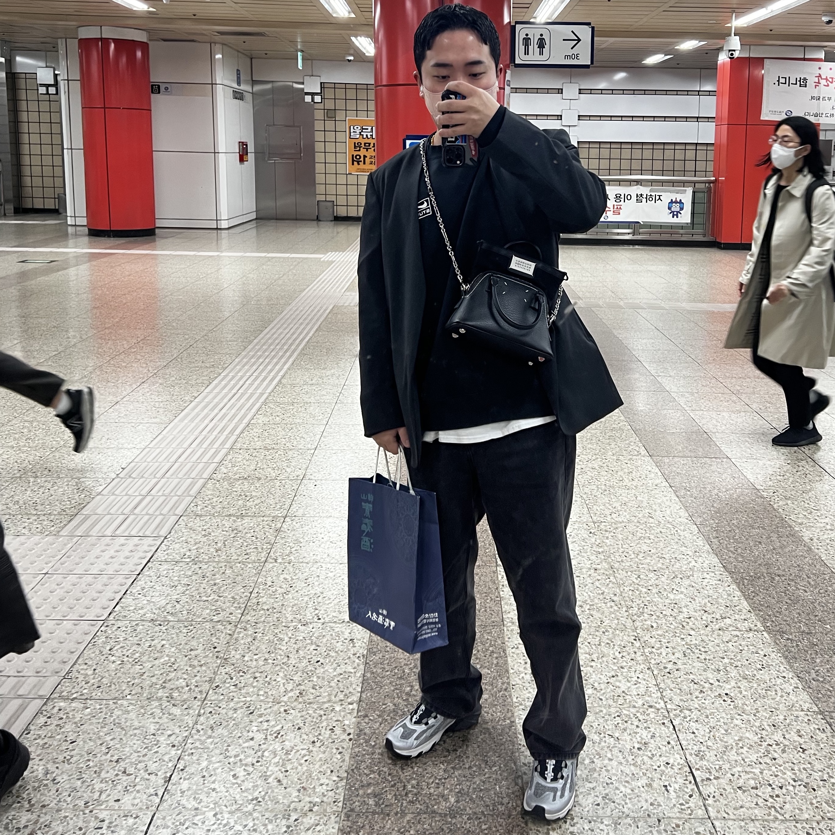 Salomon Speedverse PRG Silver Frost Grey Lunar Rock, Maison Margiela 5AC Micro Bag Black 착용 스타일
