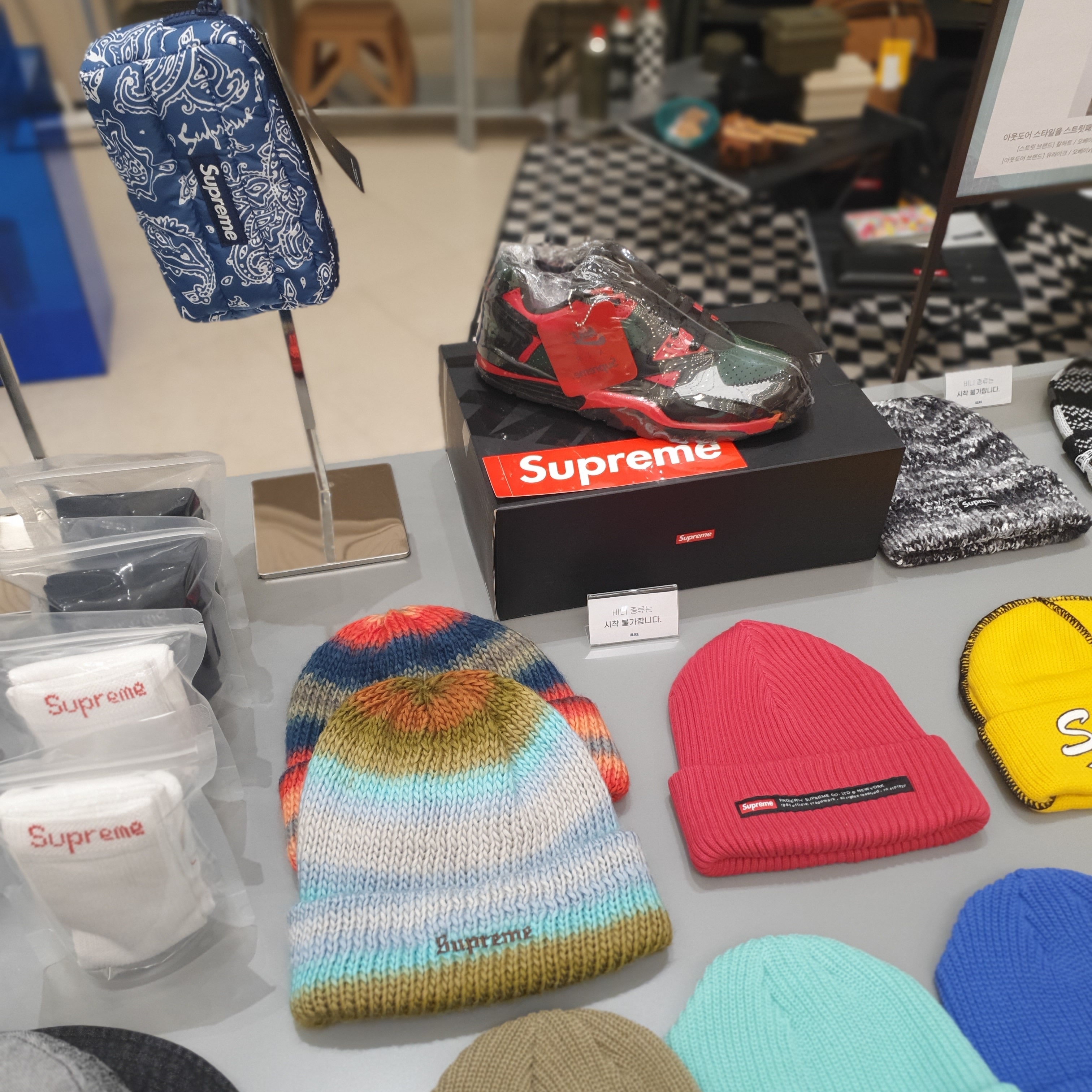 Supreme Ombre Stripe Beanie Navy - 22FW 착용 스타일
