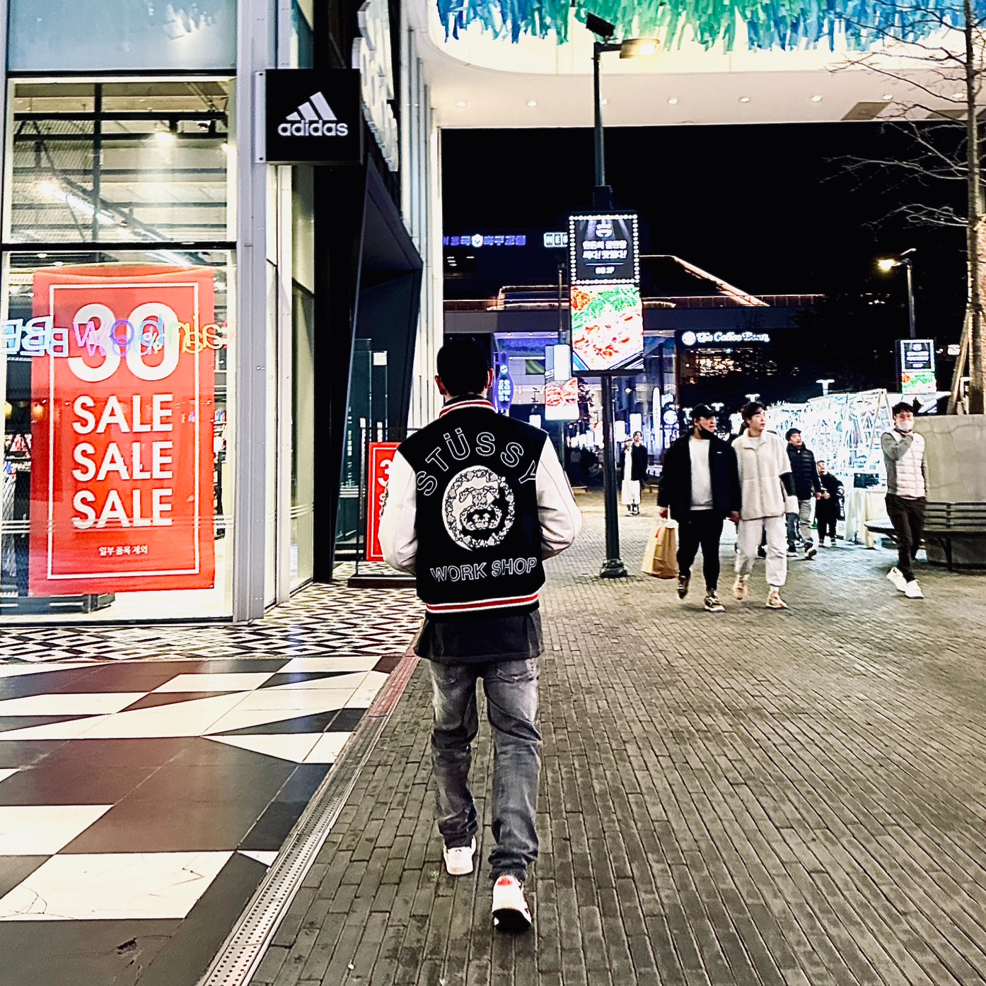 Stussy x Our Legacy x Denim Tears TTL Varsity Jacket Black, Jordan 1 x Travis Scott Retro Low OG SP Sail and Ridgerock 착용 스타일 - 1
