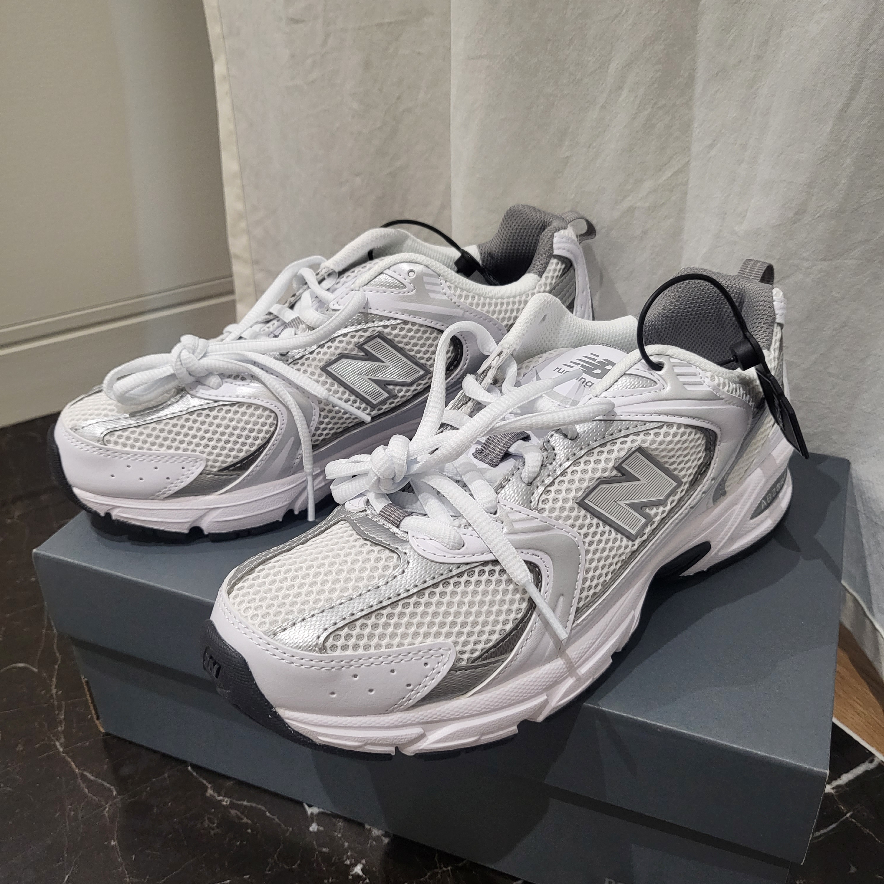 New Balance 530 White Silver 착용 스타일