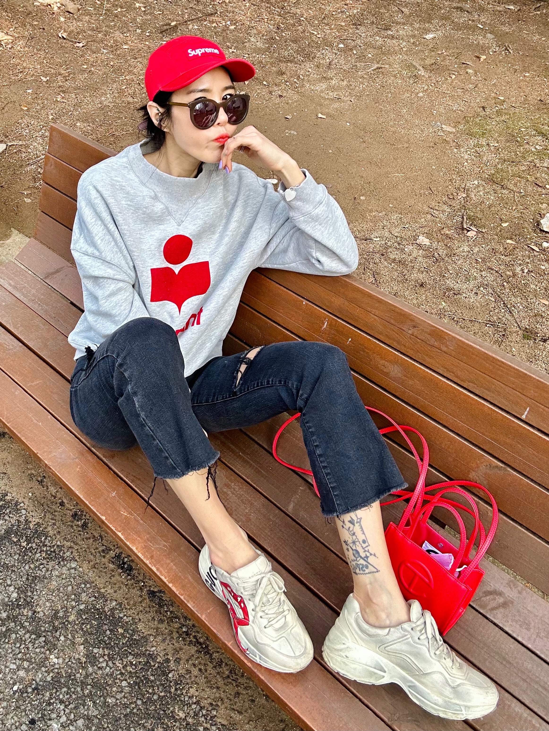 Telfar Small Shopping Bag Red, Gucci Rhyton Leather Sneakers Mouth 착용 스타일 - 3