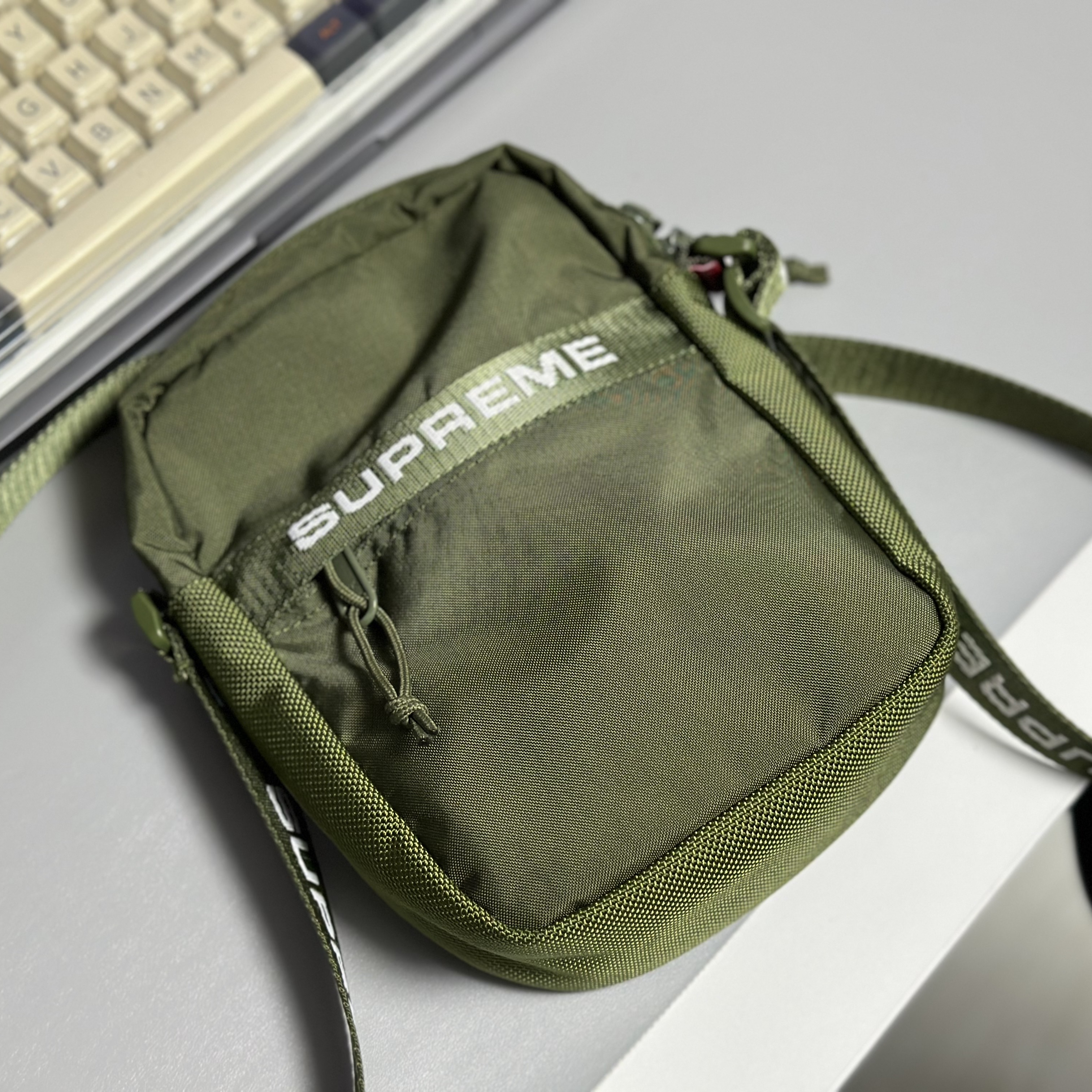 Supreme Waist Bag Black - 18SS, Supreme Shoulder Bag Olive - 22FW 착용 스타일 - 3