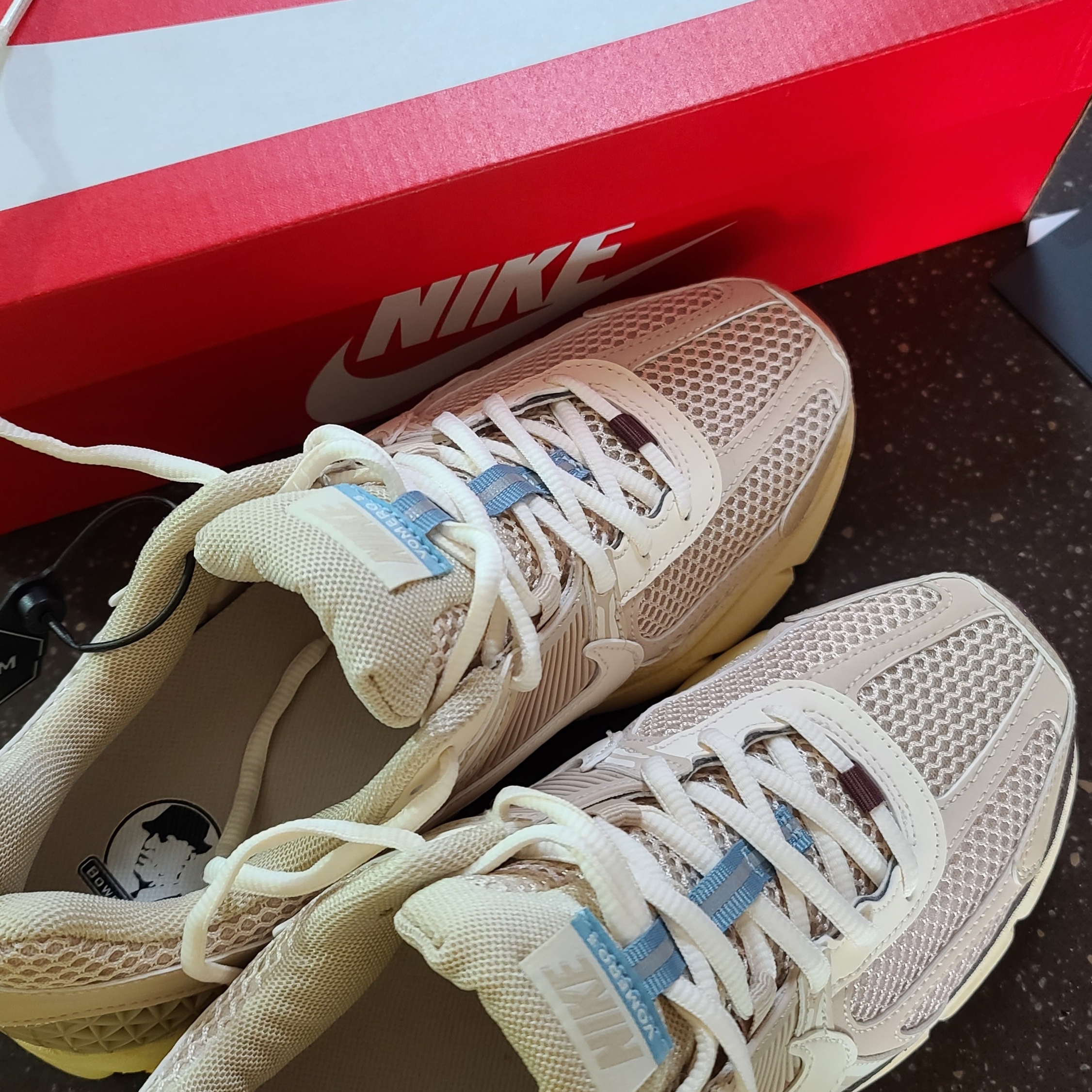 (W) Nike Zoom Vomero 5 Oatmeal 착용 스타일 - 2