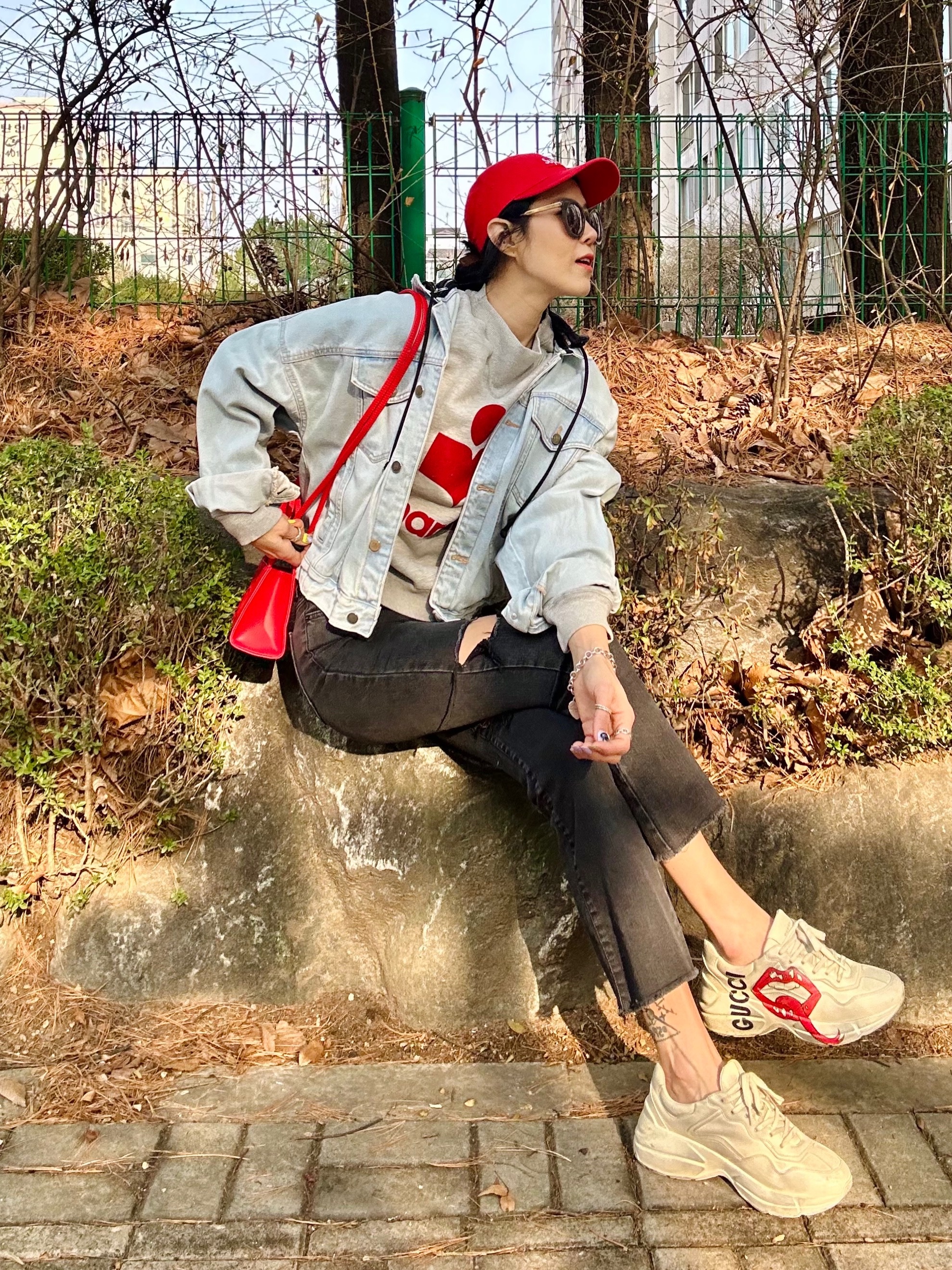 Telfar Small Shopping Bag Red, Gucci Rhyton Leather Sneakers Mouth 착용 스타일 - 4
