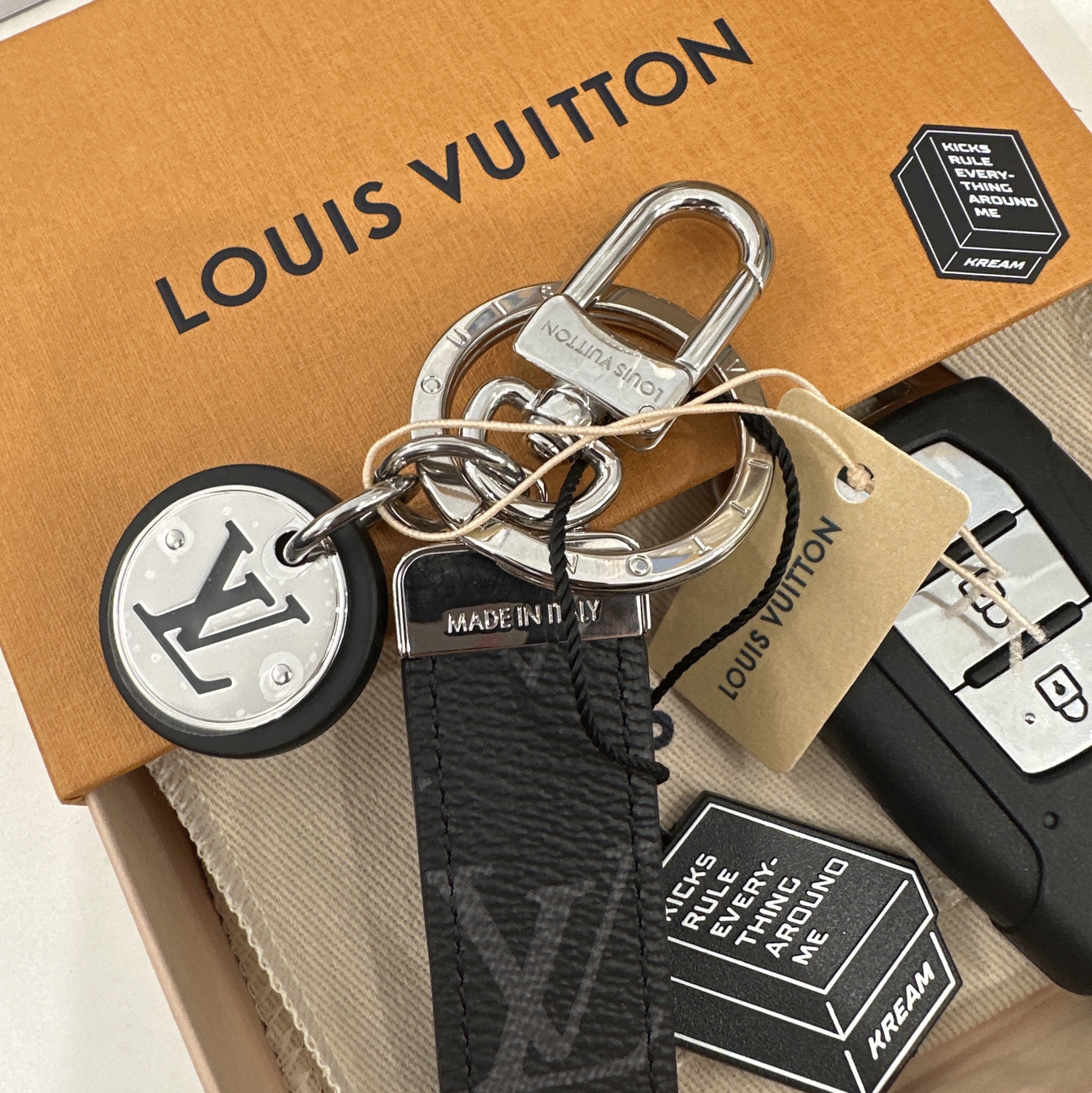 Louis Vuitton Neo LV Club Bag Charm and Key Holder Monogram Eclipse 착용 스타일